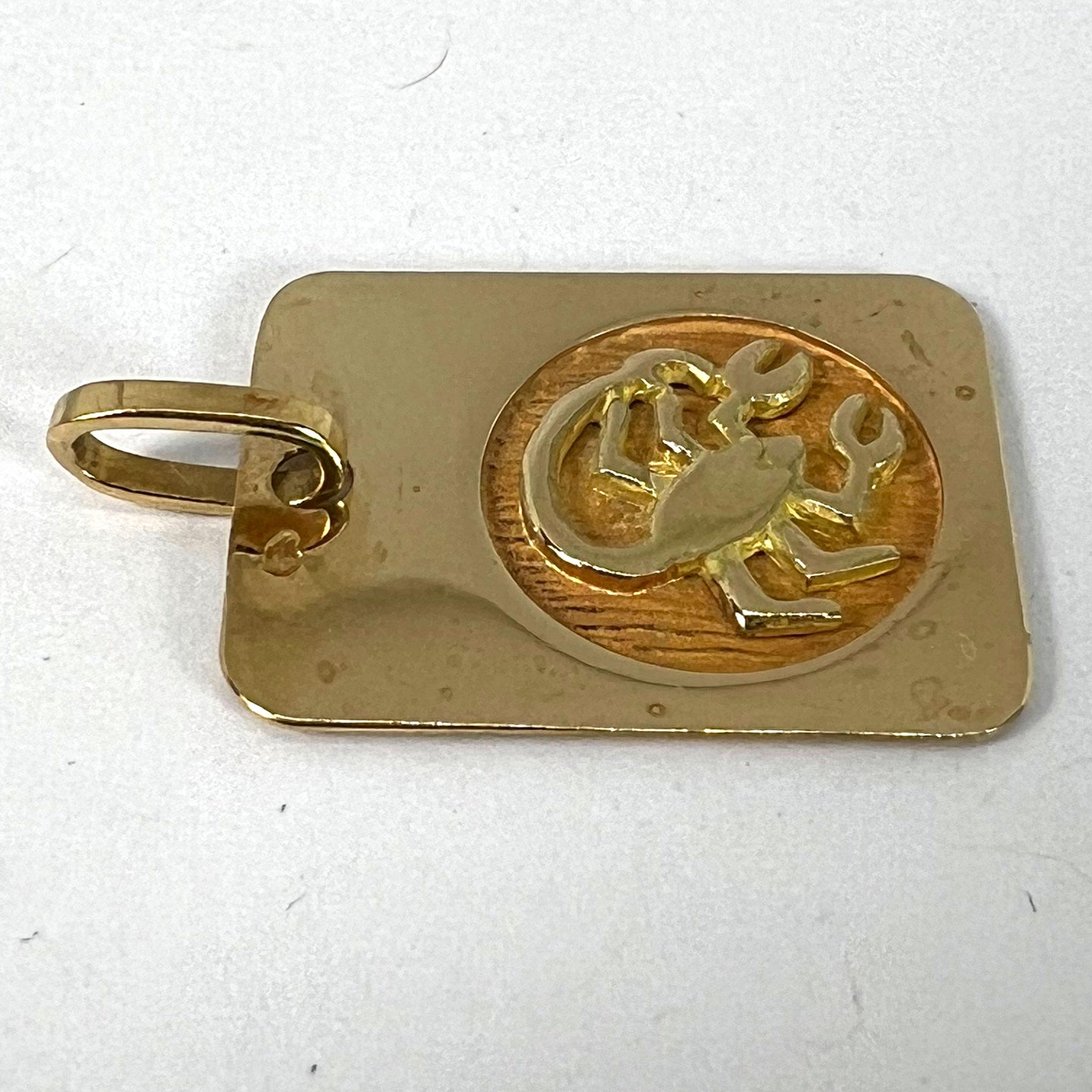 Pendentif médaille à breloques en or jaune 18K signe astrologique du Scorpion français en vente 10