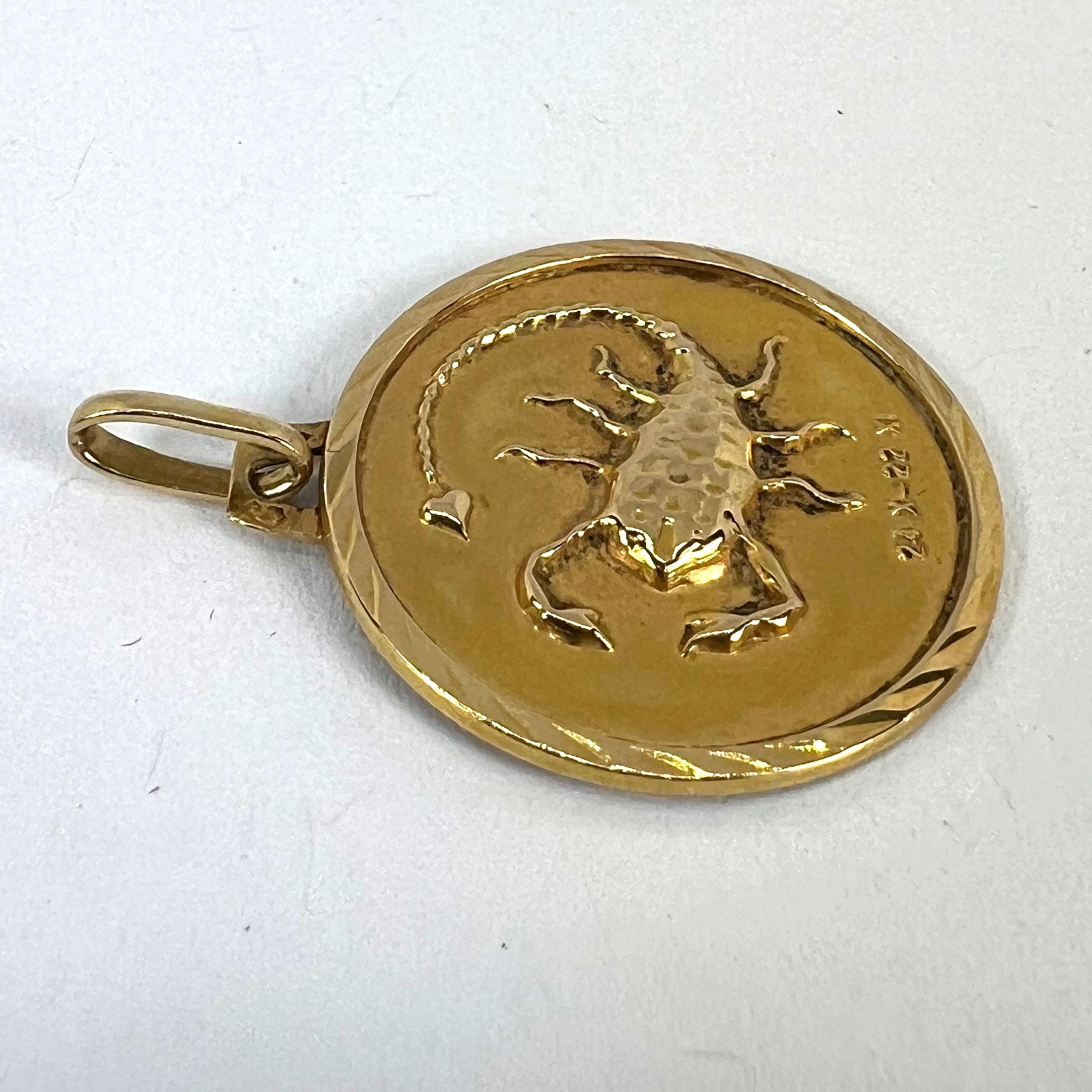 French Scorpio Starsign Zodiac 18K Yellow Gold Charm Medal Pendant en venta 10