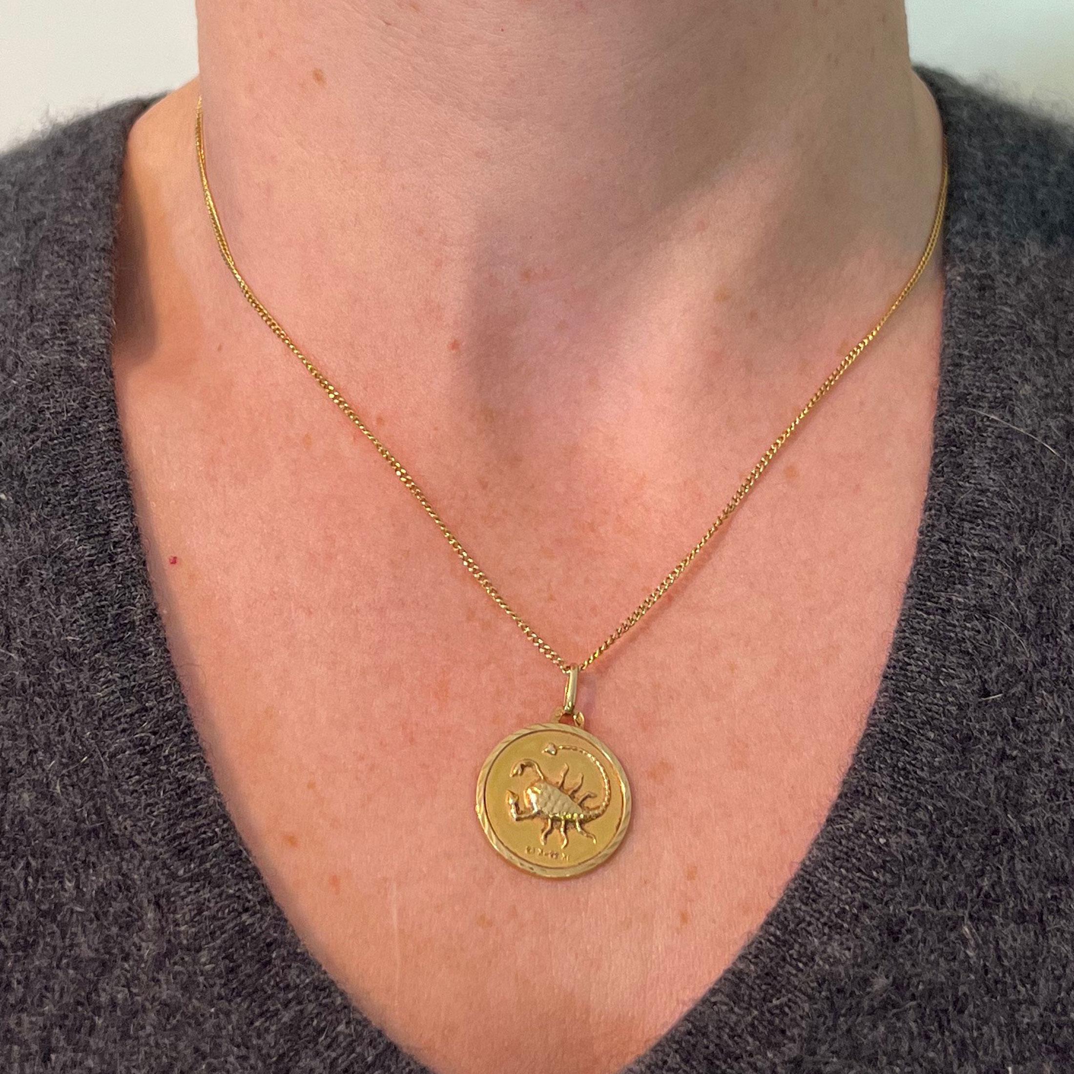 Femenino o masculino French Scorpio Starsign Zodiac 18K Yellow Gold Charm Medal Pendant en venta