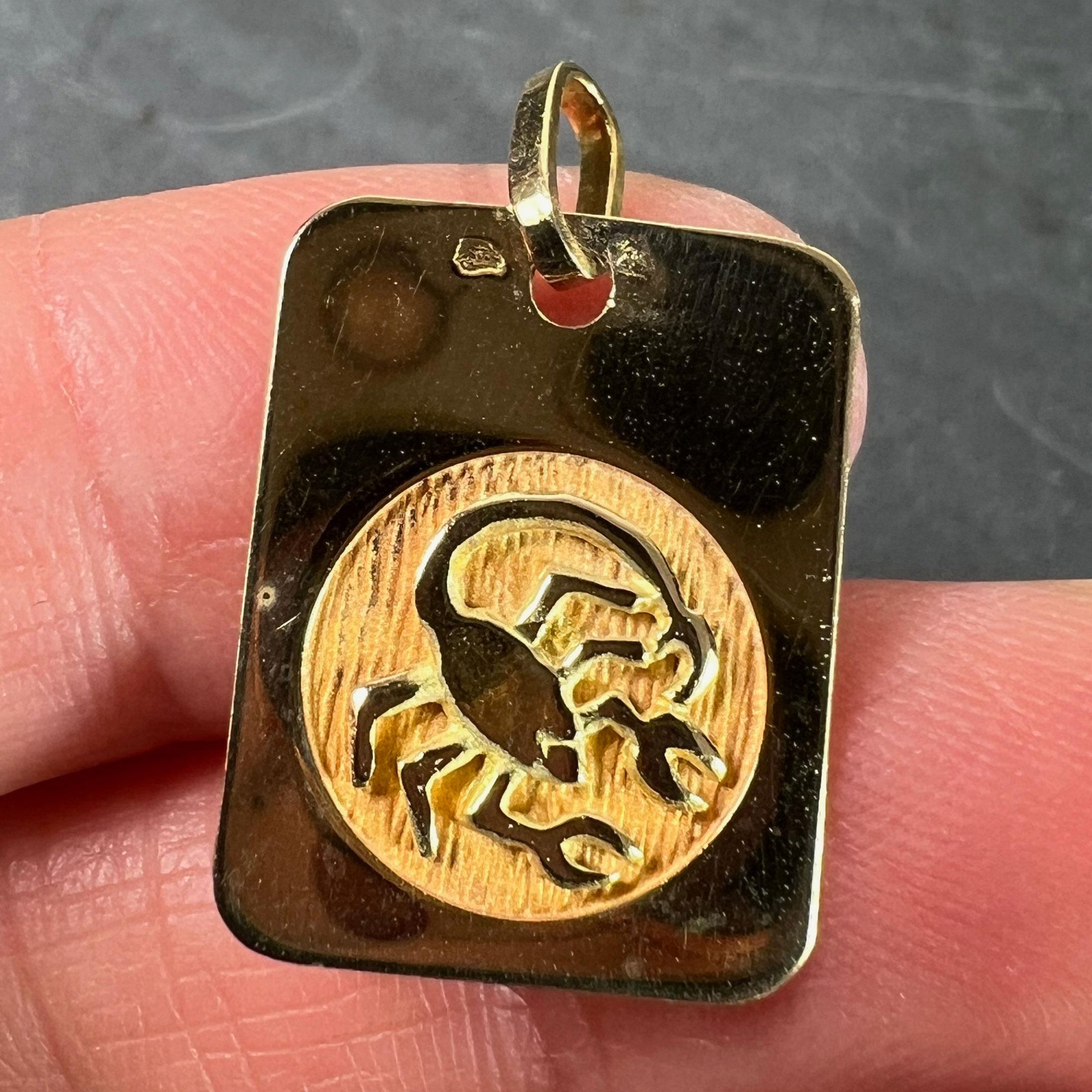 Pendentif médaille à breloques en or jaune 18K signe astrologique du Scorpion français en vente 1