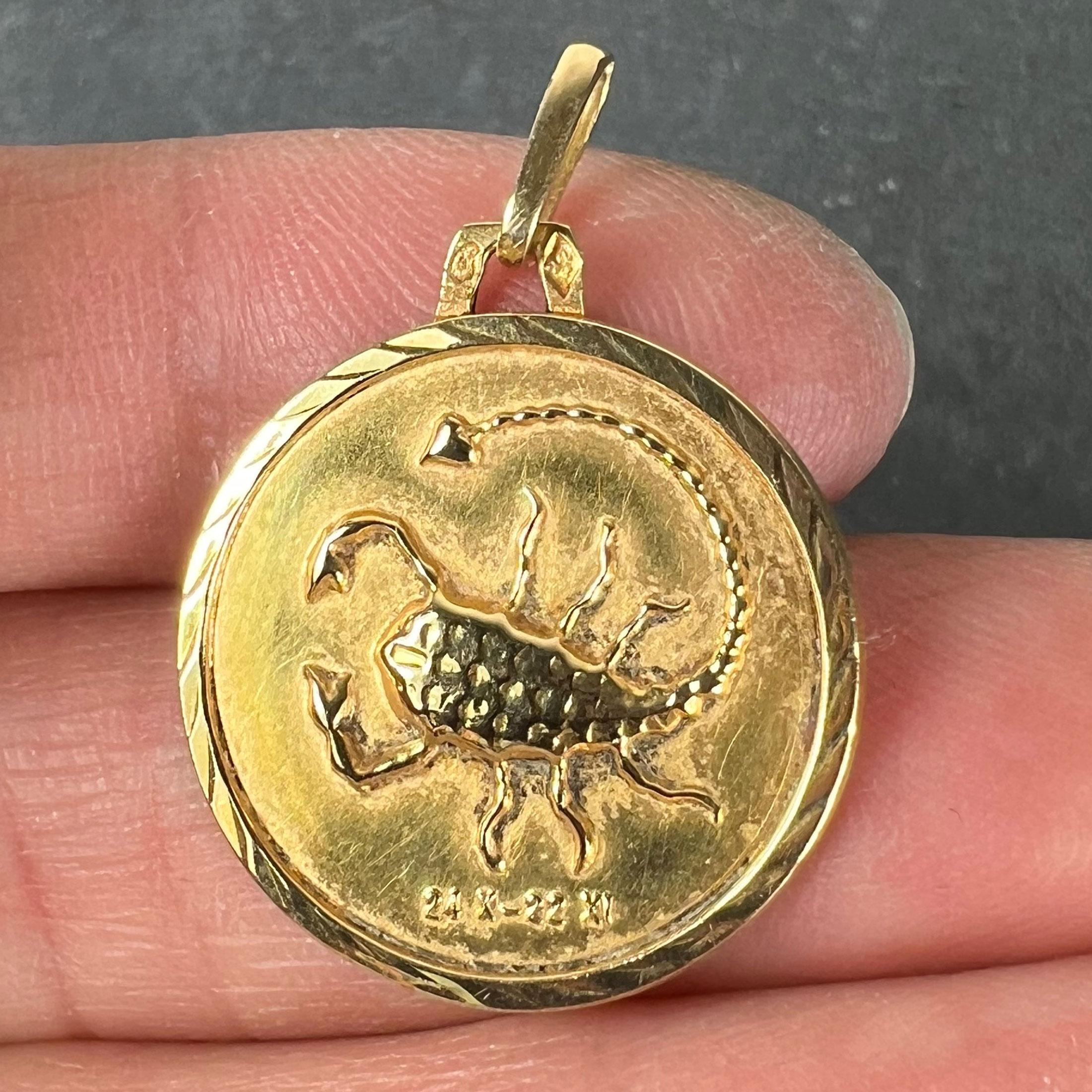 French Scorpio Starsign Zodiac 18K Yellow Gold Charm Medal Pendant en venta 1