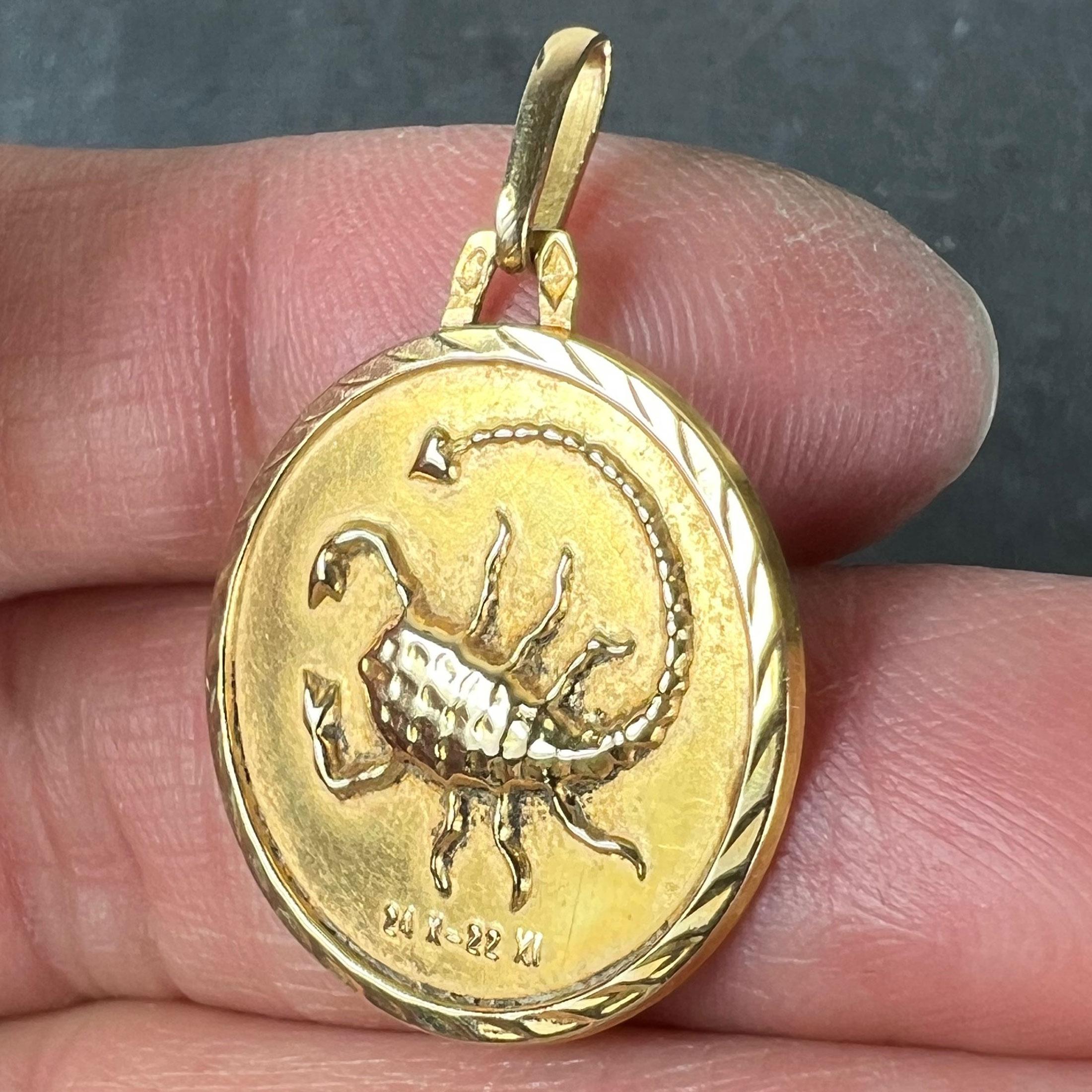 French Scorpio Starsign Zodiac 18K Yellow Gold Charm Medal Pendant en venta 2