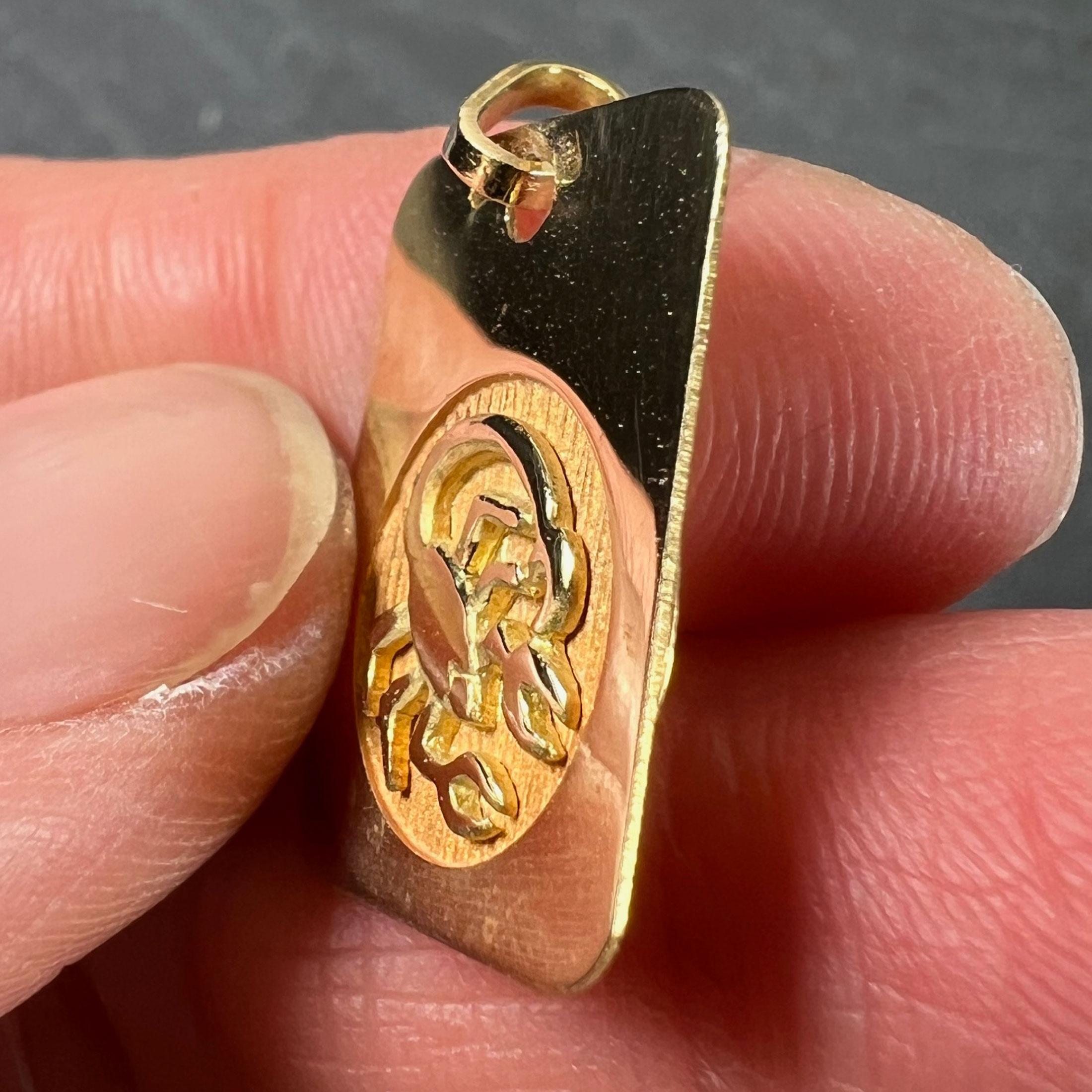 Pendentif médaille à breloques en or jaune 18K signe astrologique du Scorpion français en vente 3
