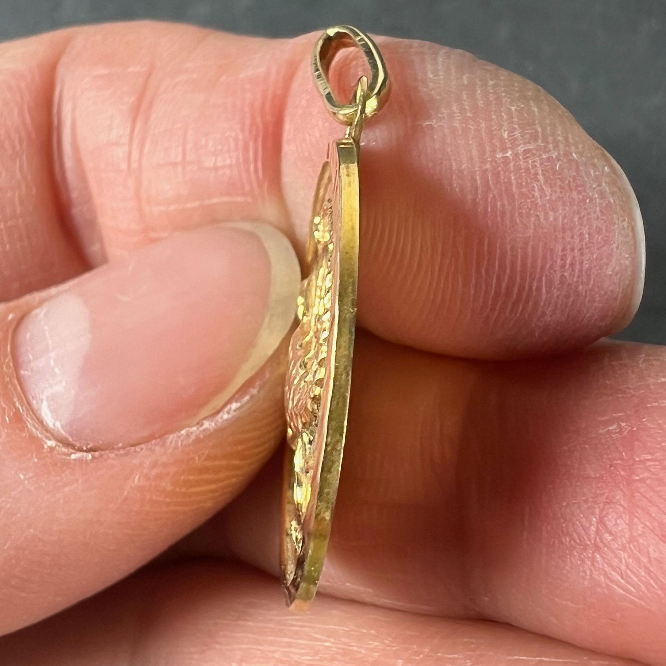 French Scorpio Starsign Zodiac 18K Yellow Gold Charm Medal Pendant en venta 3