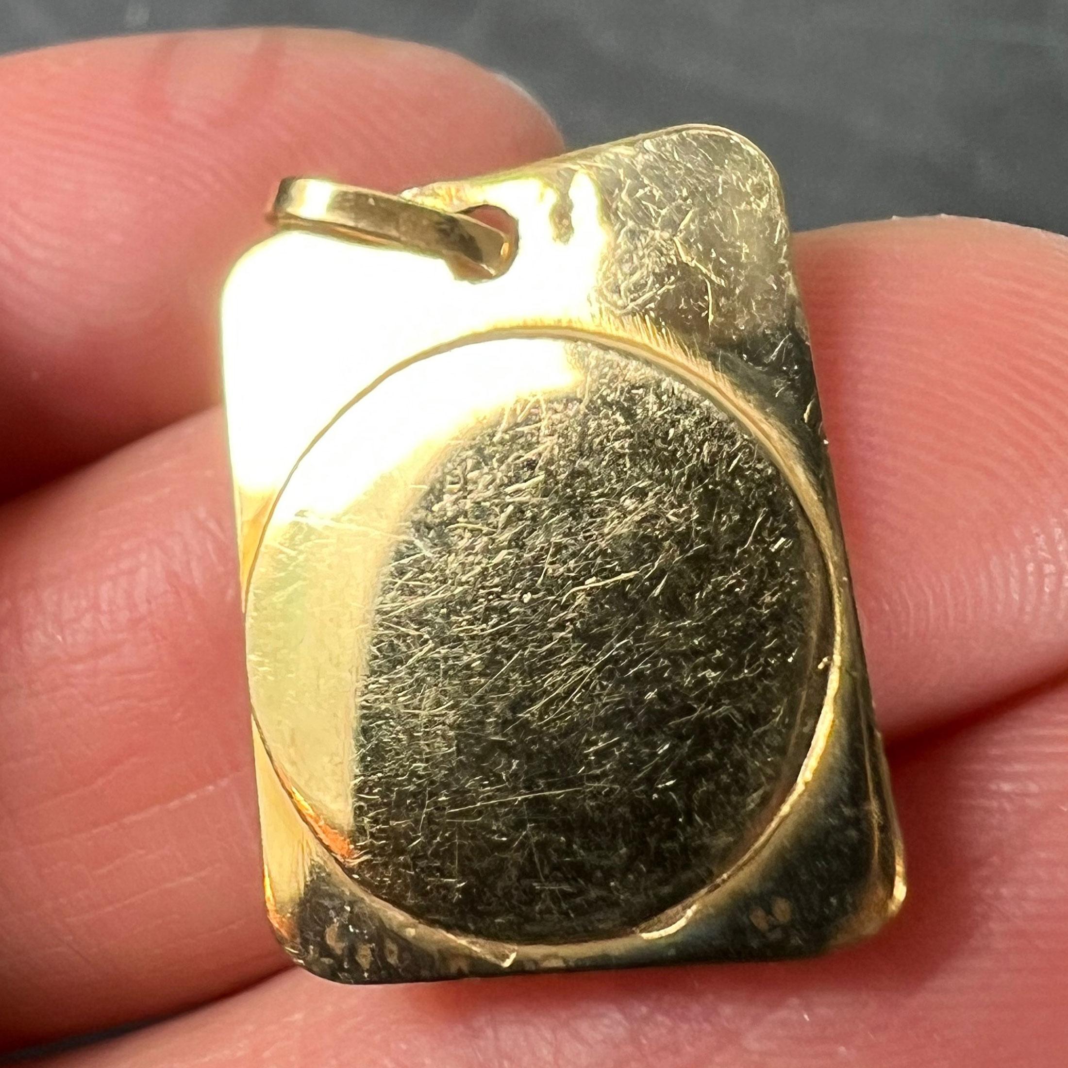 Pendentif médaille à breloques en or jaune 18K signe astrologique du Scorpion français en vente 4