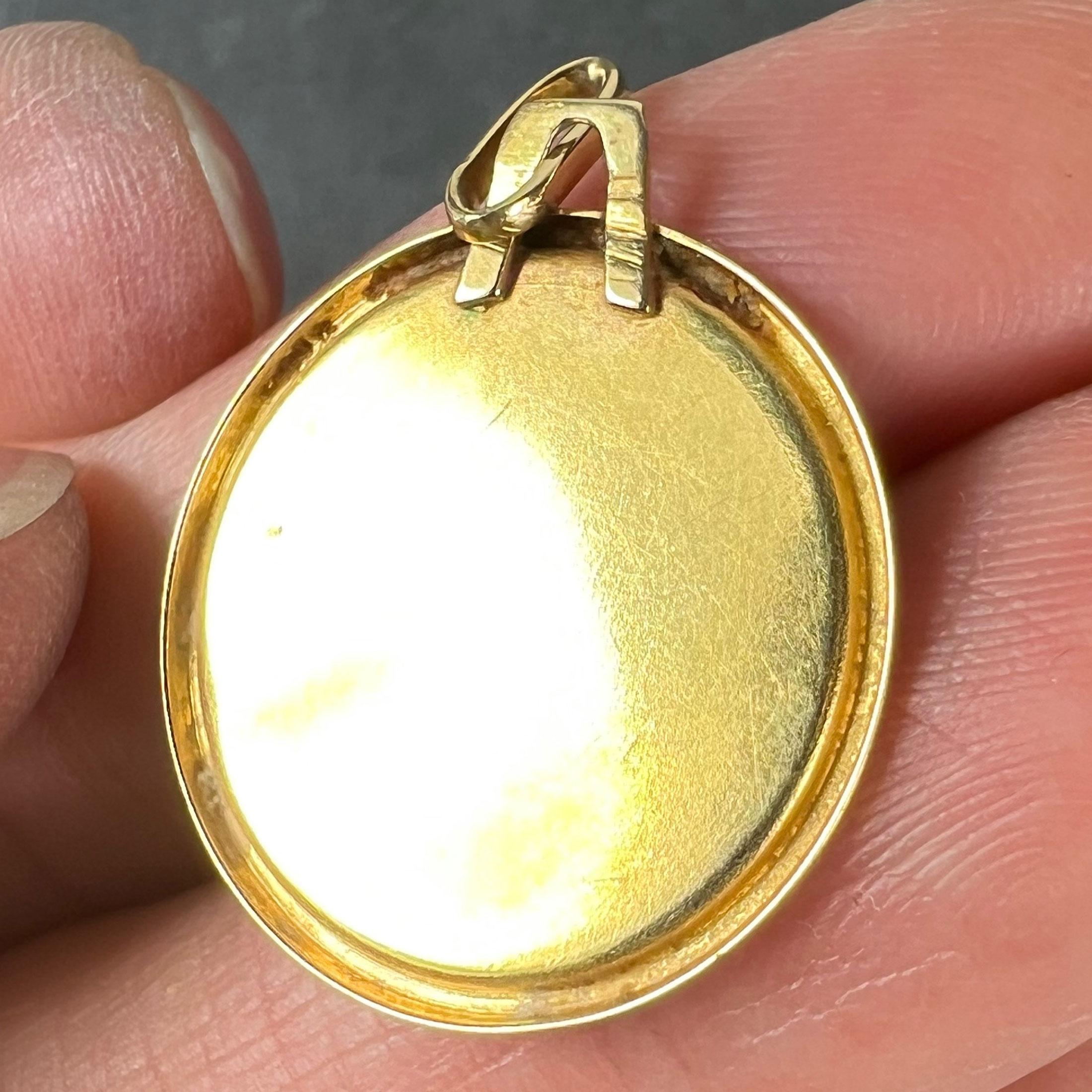French Scorpio Starsign Zodiac 18K Yellow Gold Charm Medal Pendant en venta 4