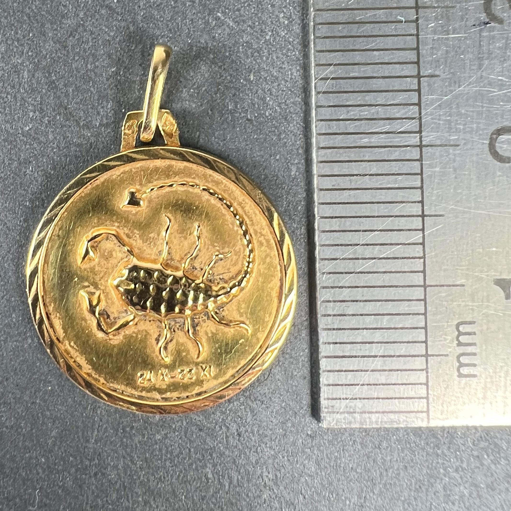 French Scorpio Starsign Zodiac 18K Yellow Gold Charm Medal Pendant en venta 5