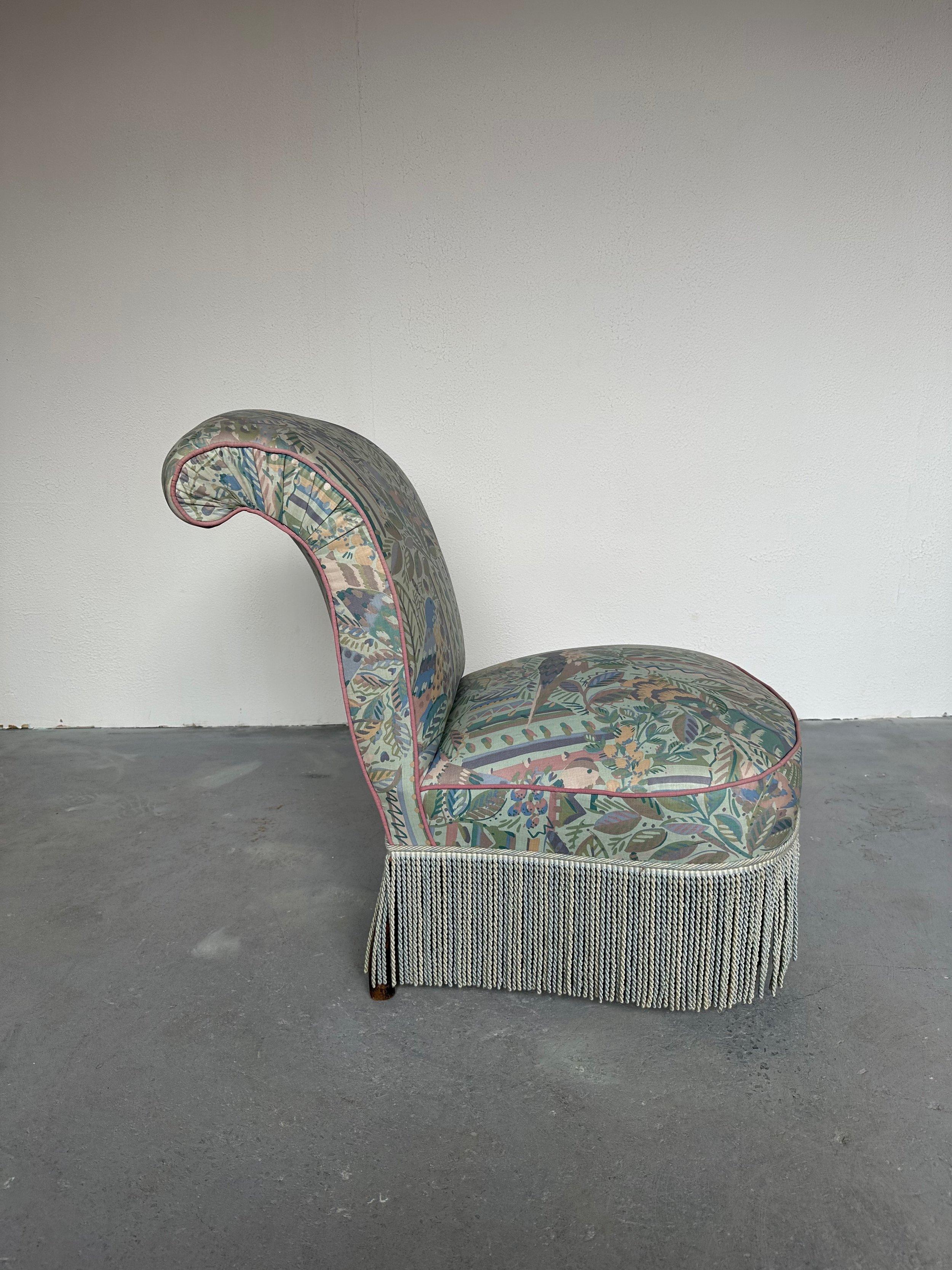 French Scrolled Back Napoleon III Slipper Chair with Fringe In Good Condition For Sale In Buchanan, NY