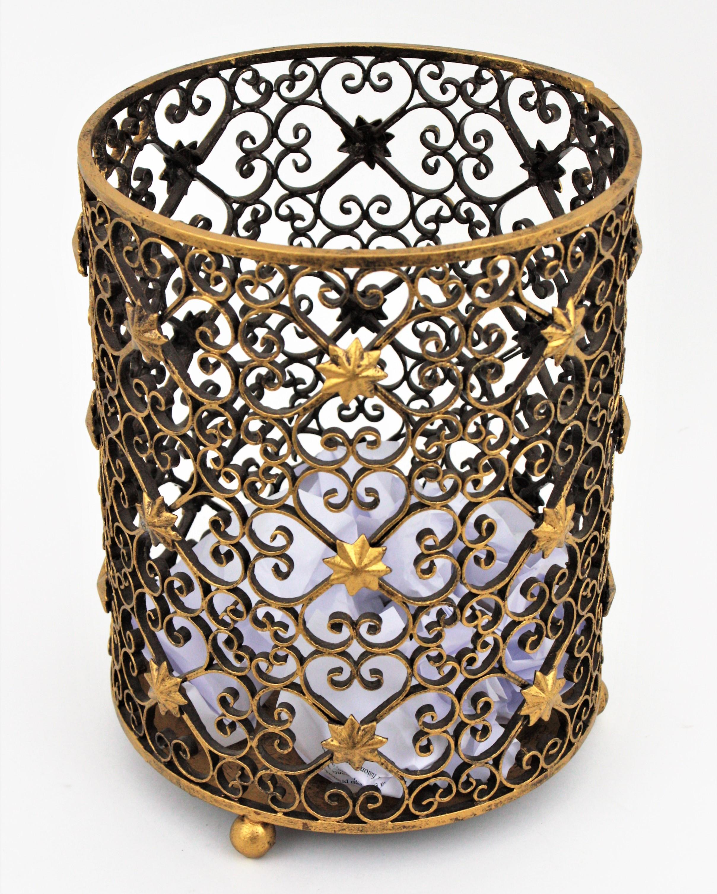 Outstanding handwrought iron waste basket with scrollwork and stars detailings, France, 1940s.
This waste basket stands up on three ball shaped feet. All the structure is heavily decorated with hand-hammered iron scrolls accented by small stars