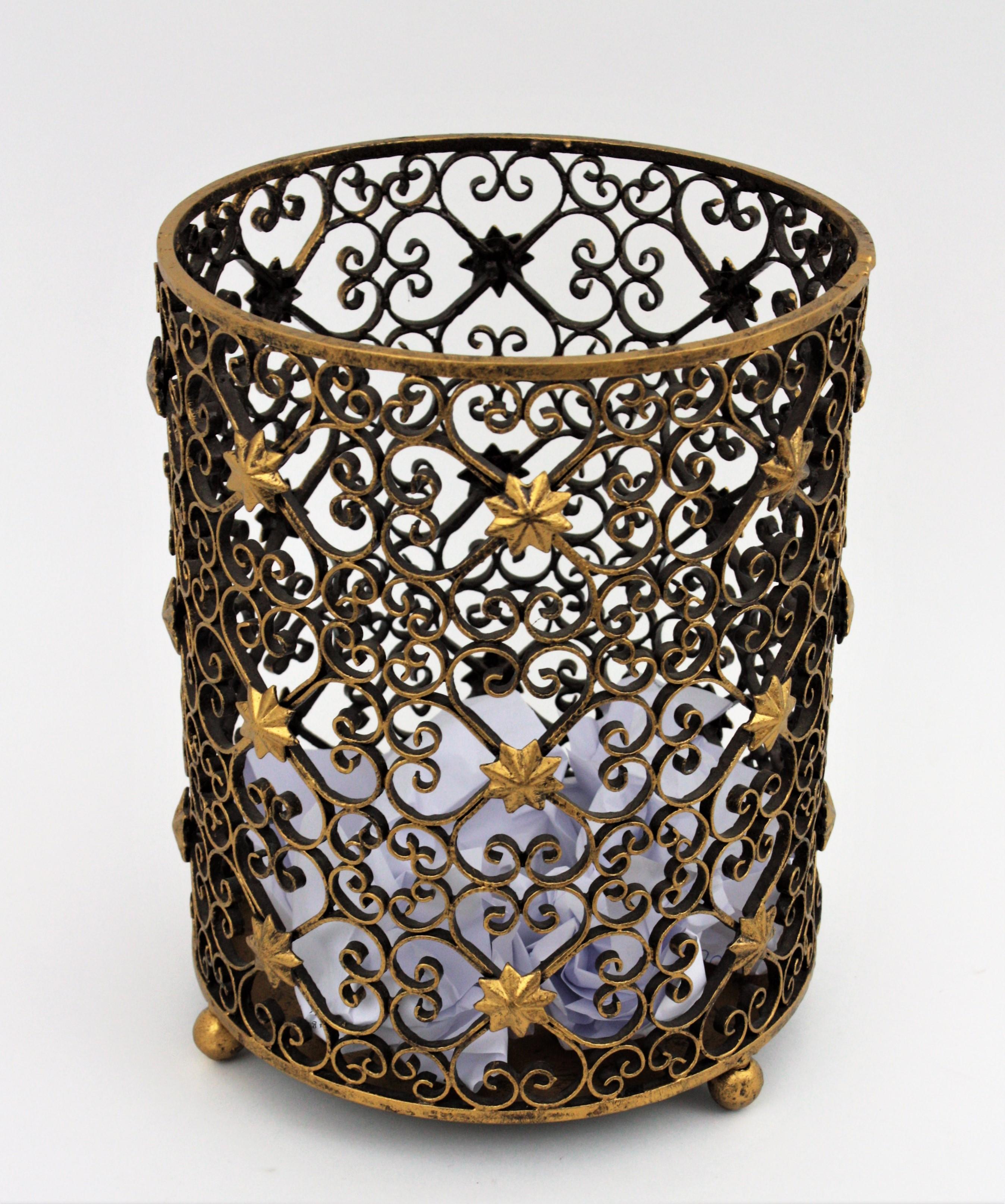 French Scrollwork Waste Basket Bin in Gilt Wrought Iron with Star Accents In Good Condition In Barcelona, ES