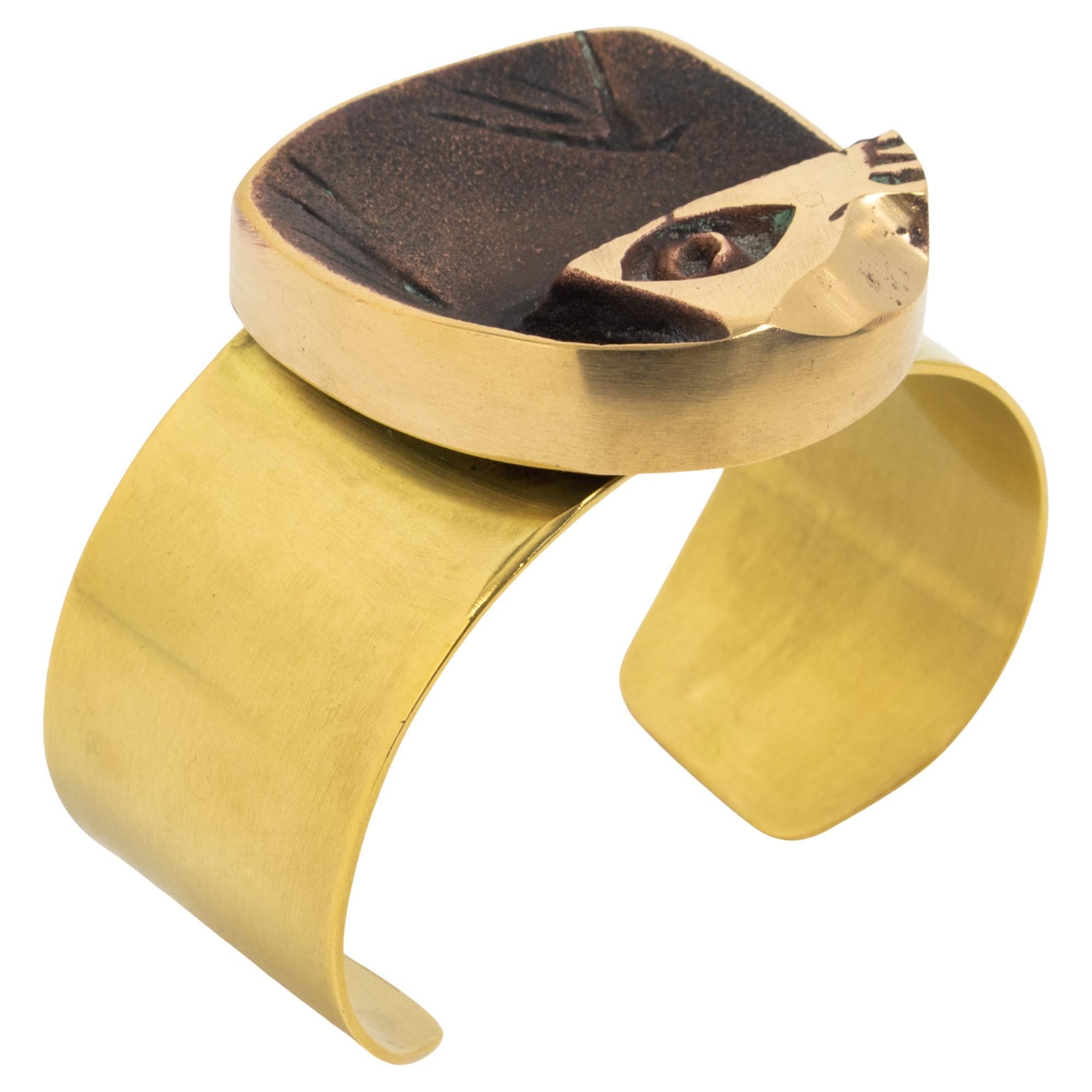 Bracelet manchette brutaliste en bronze et laiton du sculpteur français Henri Nogaret, années 1960