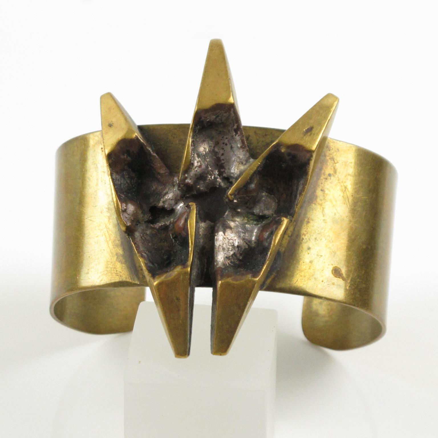 Femenino o masculino Brazalete de bronce Brutalista de mediados de siglo del escultor francés Henri Nogaret en venta