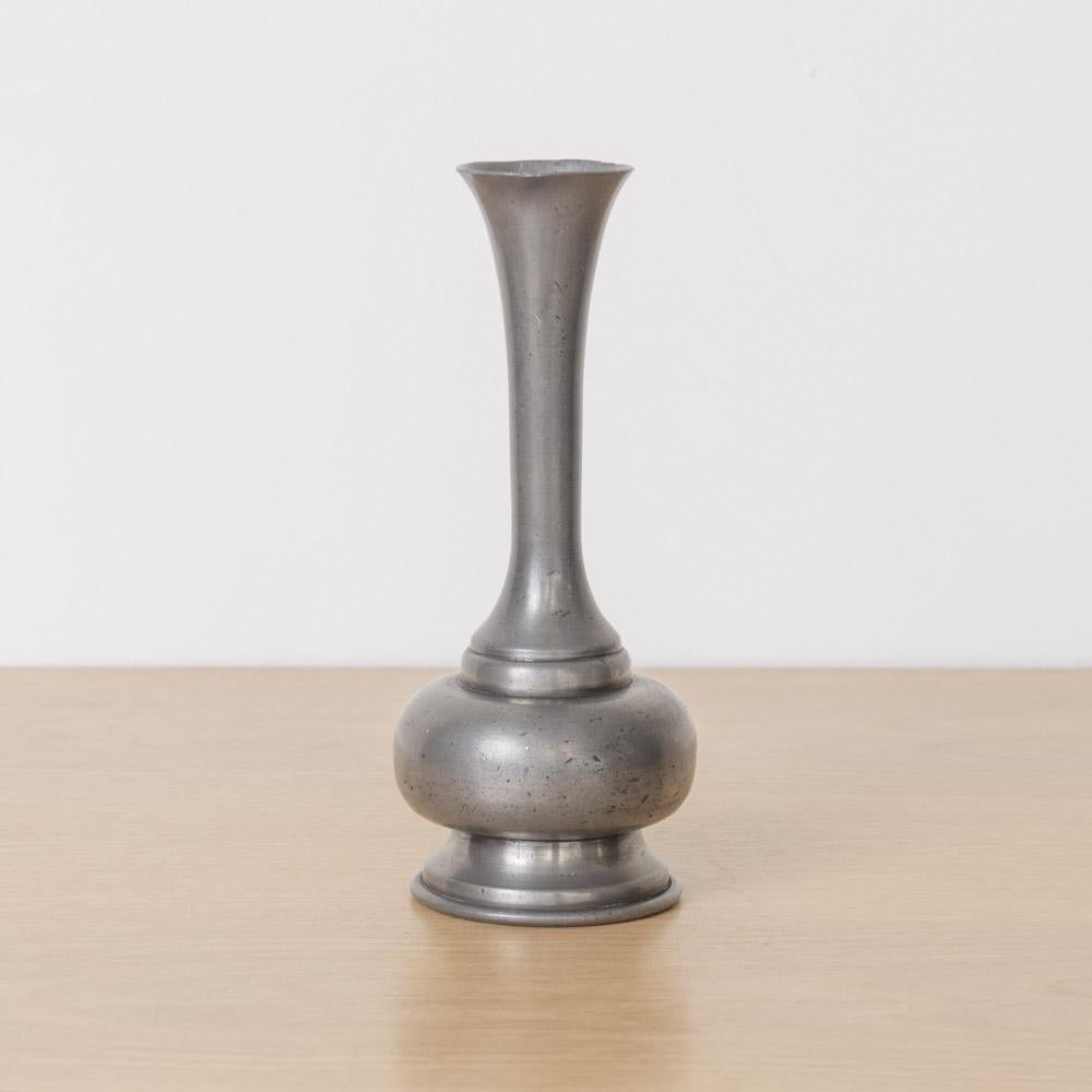 Precioso jarrón decorativo de peltre para capullos, Francia, años 30. Forma escultural con borde estriado y base bulbosa. El acabado original muestra una pátina y un envejecimiento agradables. Estampado en la parte inferior.