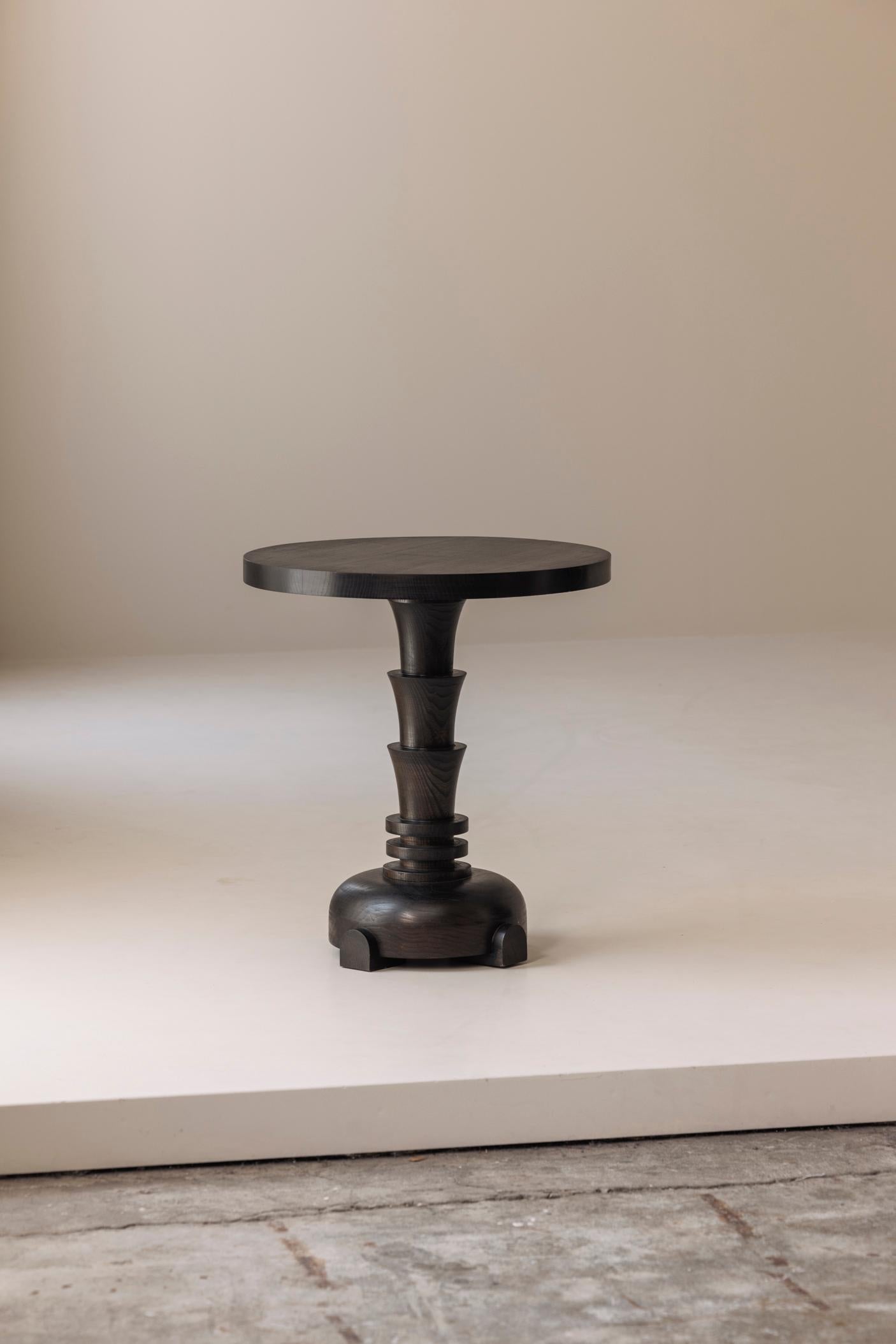 French sculptural dark stained side table from the 1980s In Good Condition For Sale In Antwerp, BE