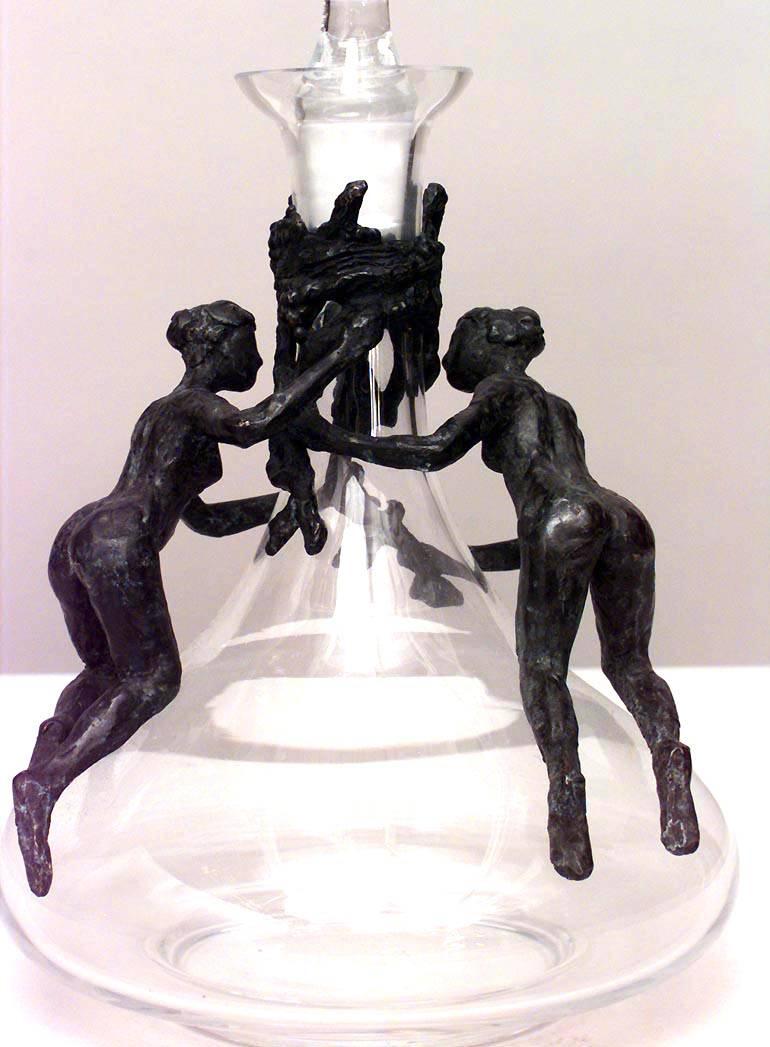 2 carafes à décanter françaises en cristal avec figures en bronze Bon état - En vente à New York, NY