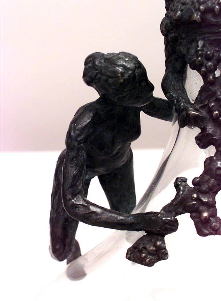 20ième siècle 2 carafes à décanter françaises en cristal avec figures en bronze en vente