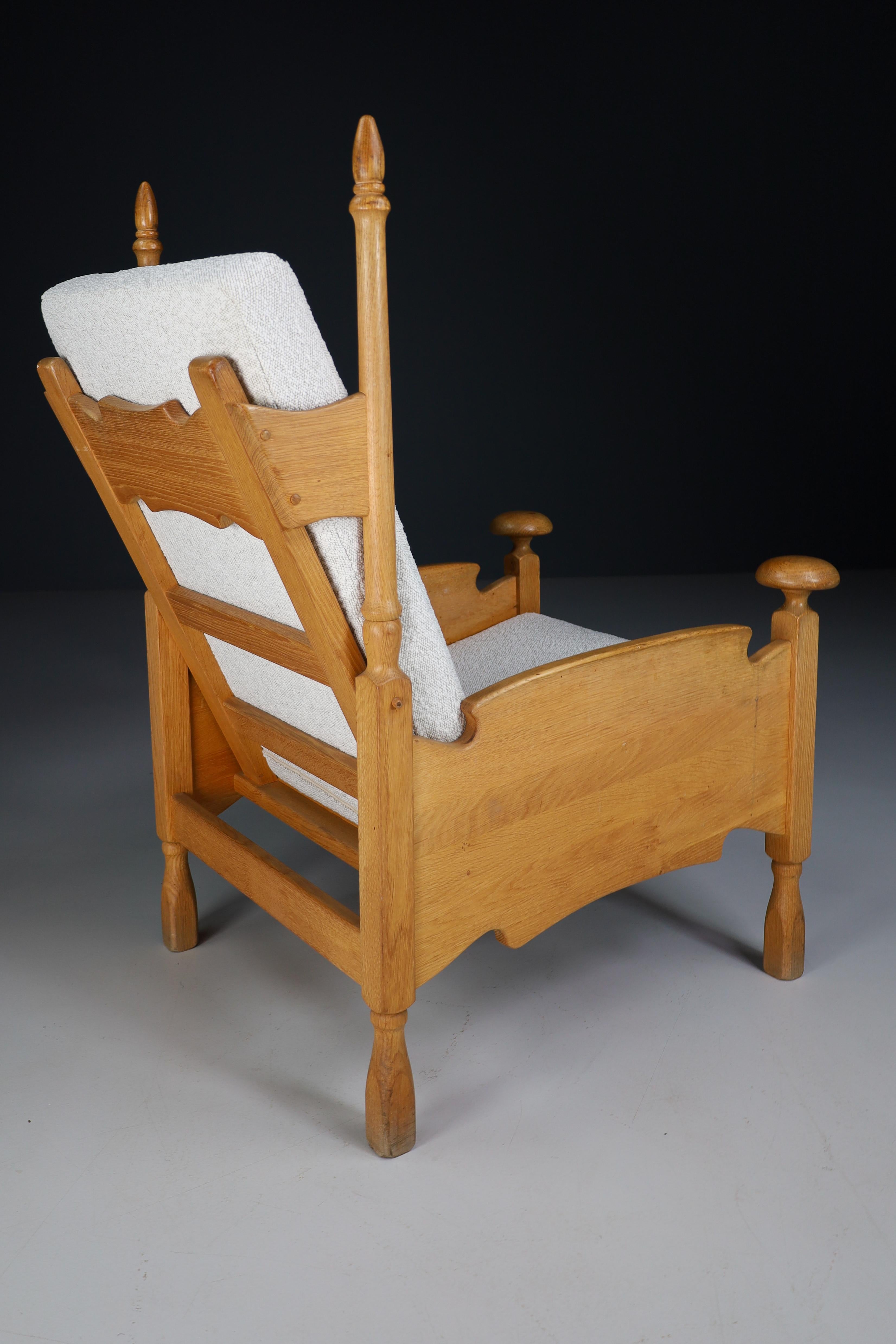 Skulpturale Sessel mit hoher Rückenlehne aus Eiche, neu gepolstert mit Boucle-Stoff im Angebot 6