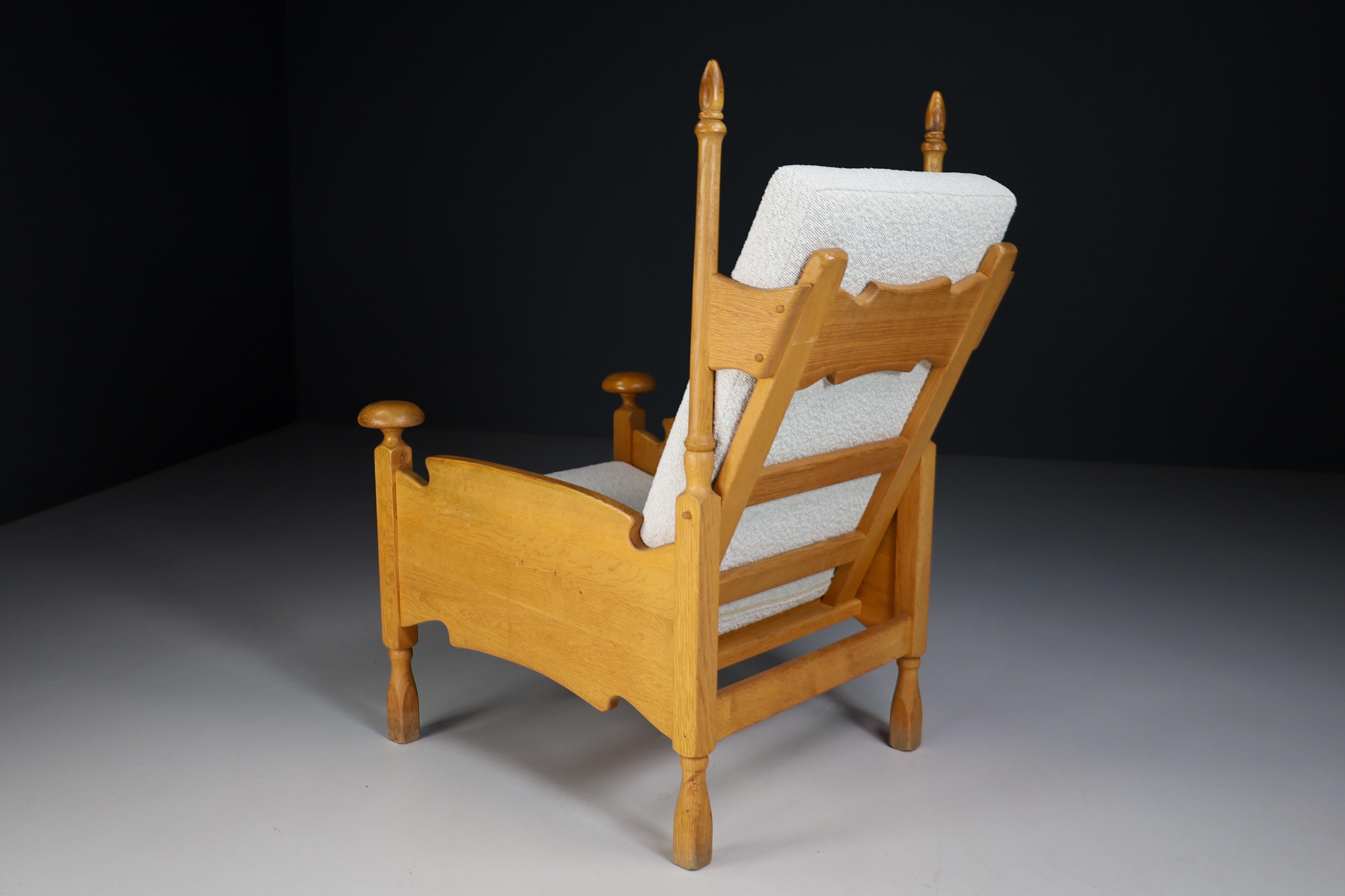Skulpturale Sessel mit hoher Rückenlehne aus Eiche, neu gepolstert mit Boucle-Stoff im Angebot 8