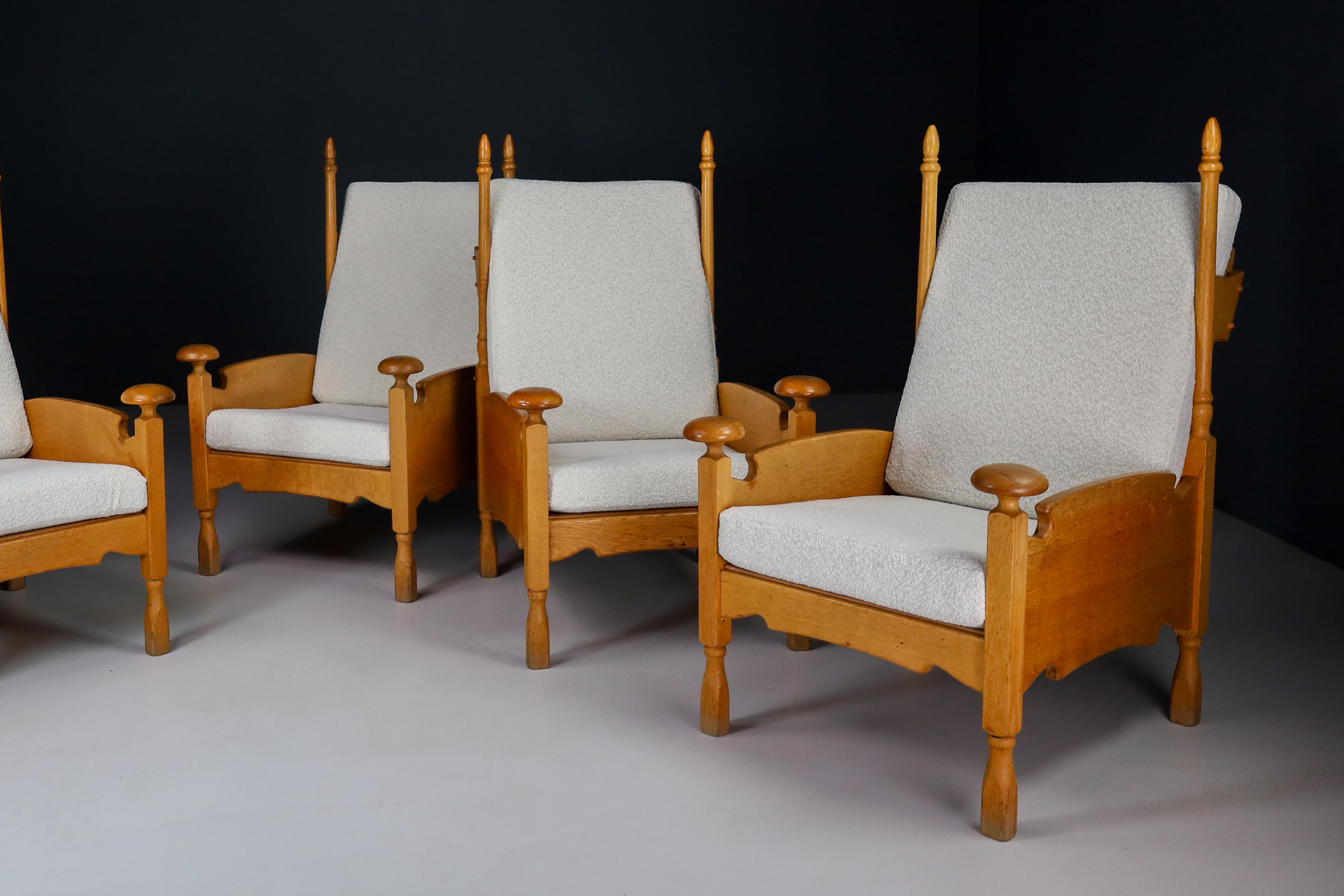 Set aus vier Sesseln mit hoher Rückenlehne aus blonder massiver französischer Eiche und neu gepolstertem Boucle-Wollstoff. Hergestellt in Frankreich, 1950er Jahre. Die Maserung des Holzes ist gut sichtbar, vor allem an den elegant geformten