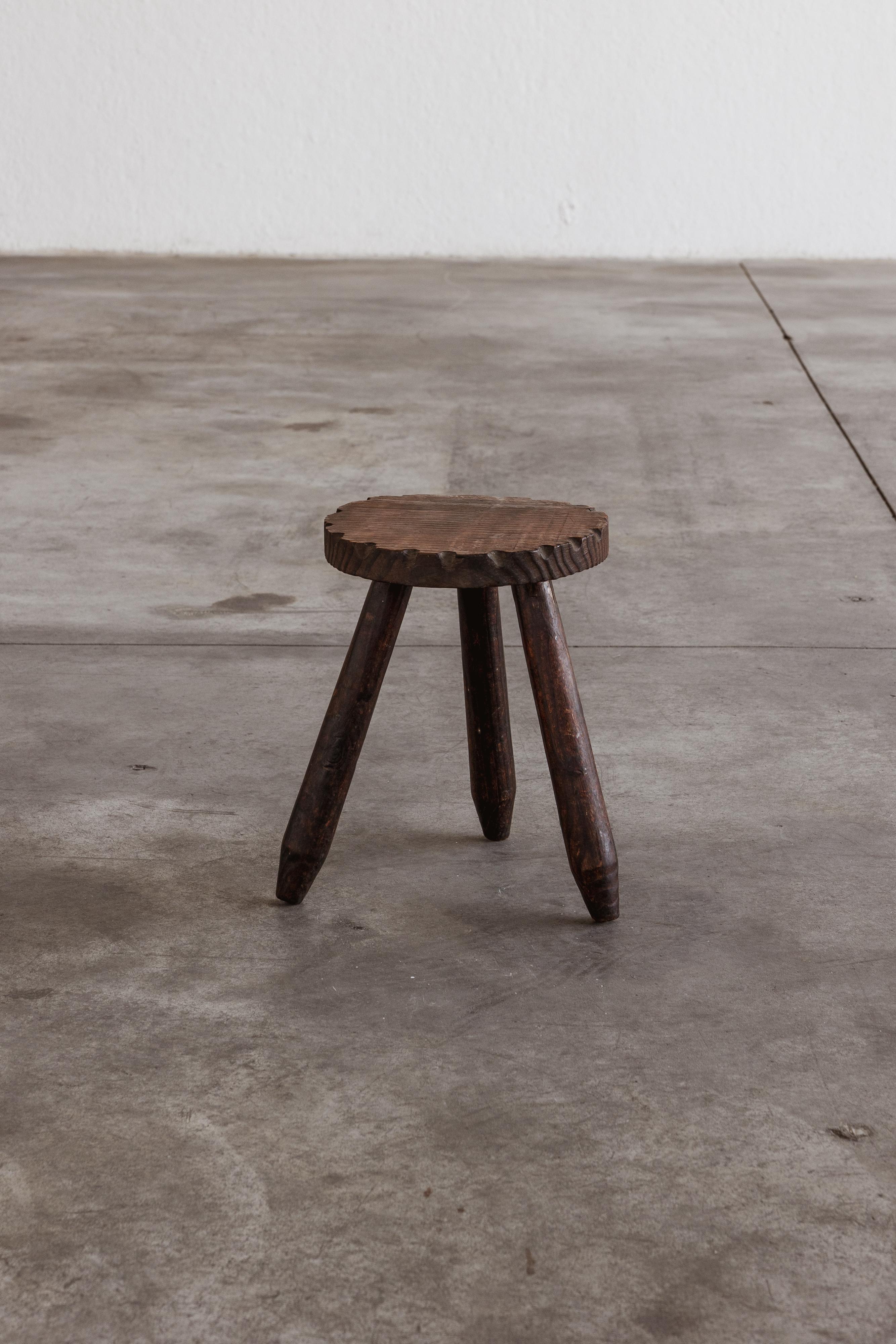Mid-Century moderno French Sculptural Primitive Stools, 1960, Set of 5 in vendita