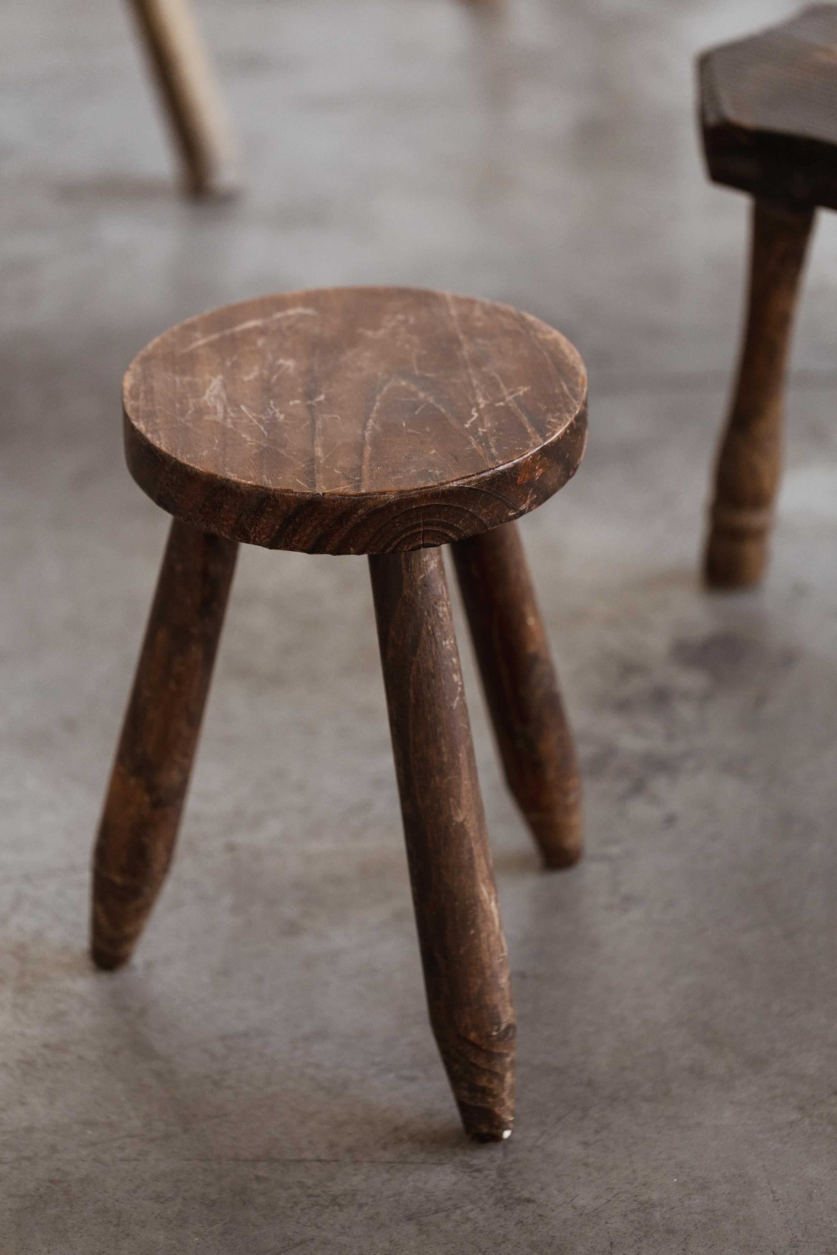 French Sculptural Primitive Stools, 1960, Set of 5 In condizioni buone in vendita a Lonigo, Veneto