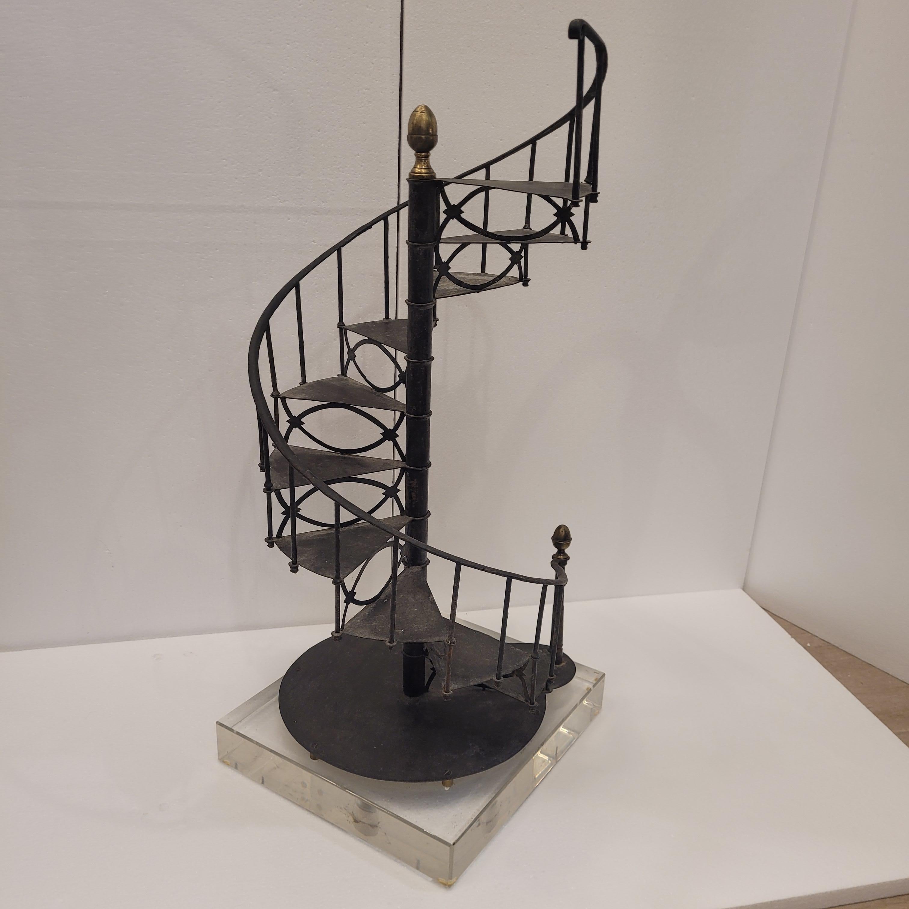Scultura francese / Modello di scala a chiocciola, ferro battuto e metacrilato 3