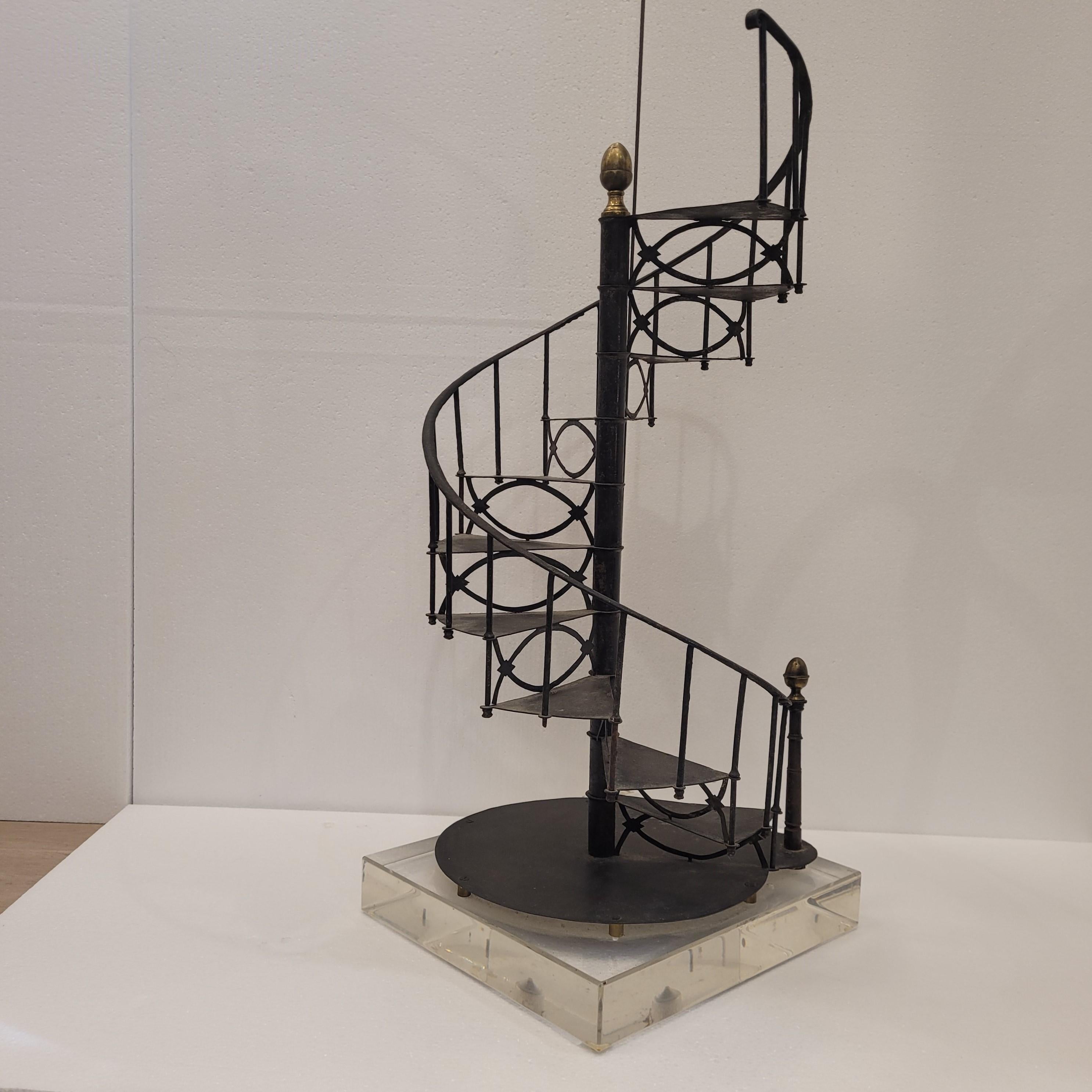 Scultura francese / Modello di scala a chiocciola, ferro battuto e metacrilato 4