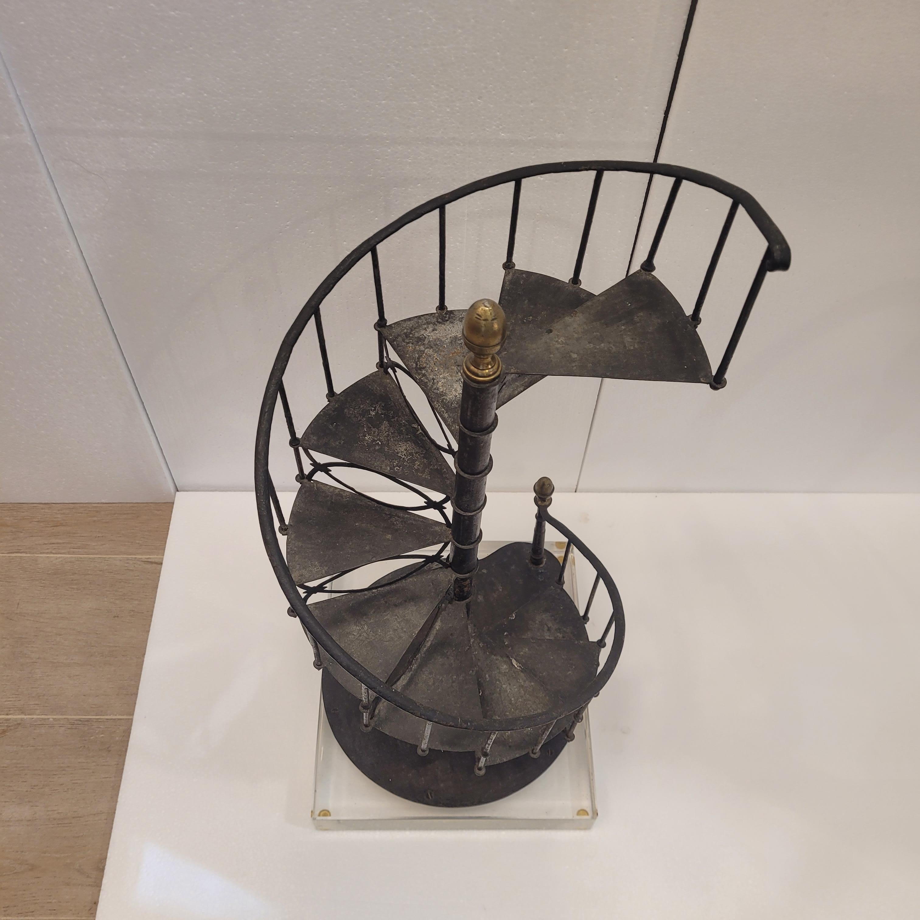 Scultura francese / Modello di scala a chiocciola, ferro battuto e metacrilato 6