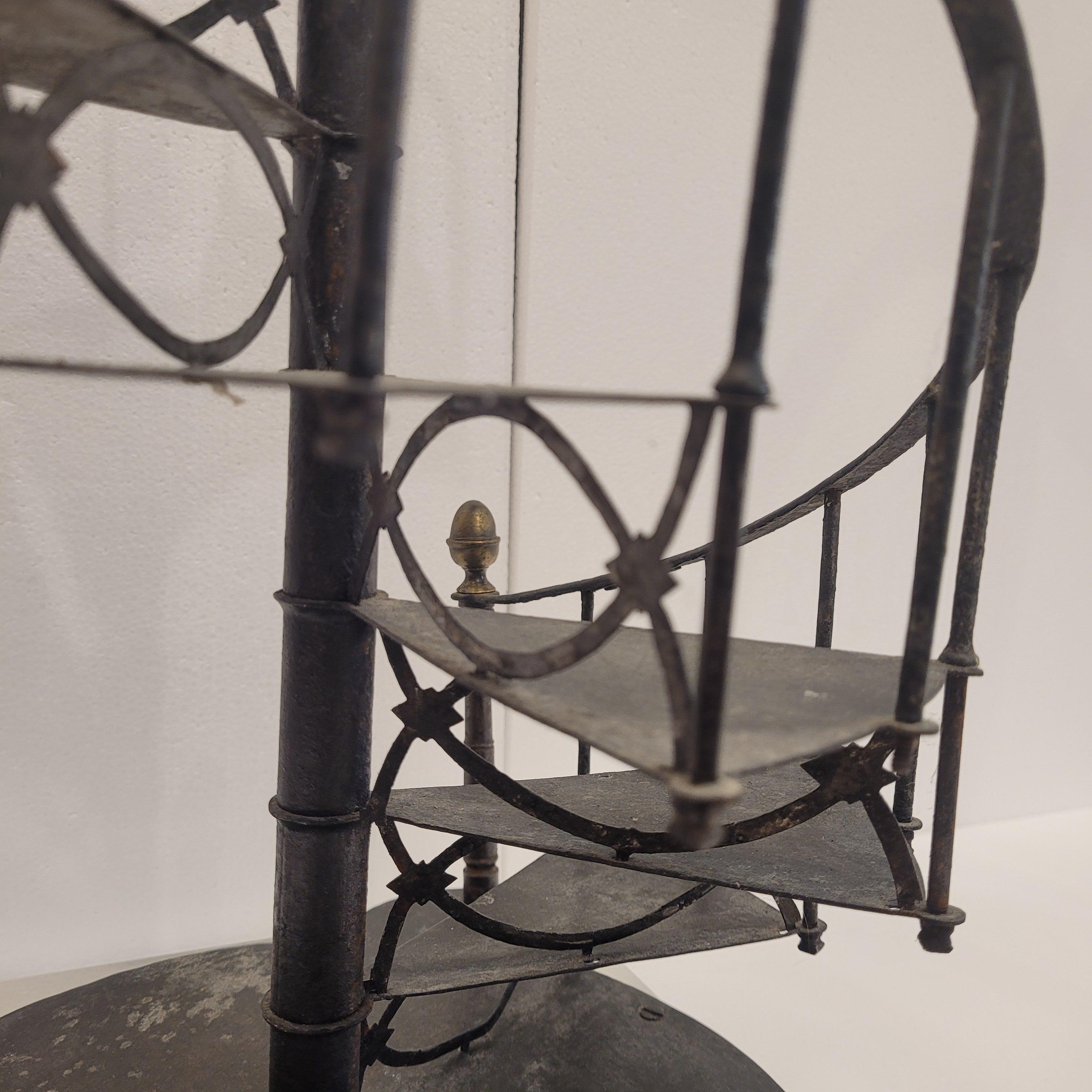 Scultura francese / Modello di scala a chiocciola, ferro battuto e metacrilato 7