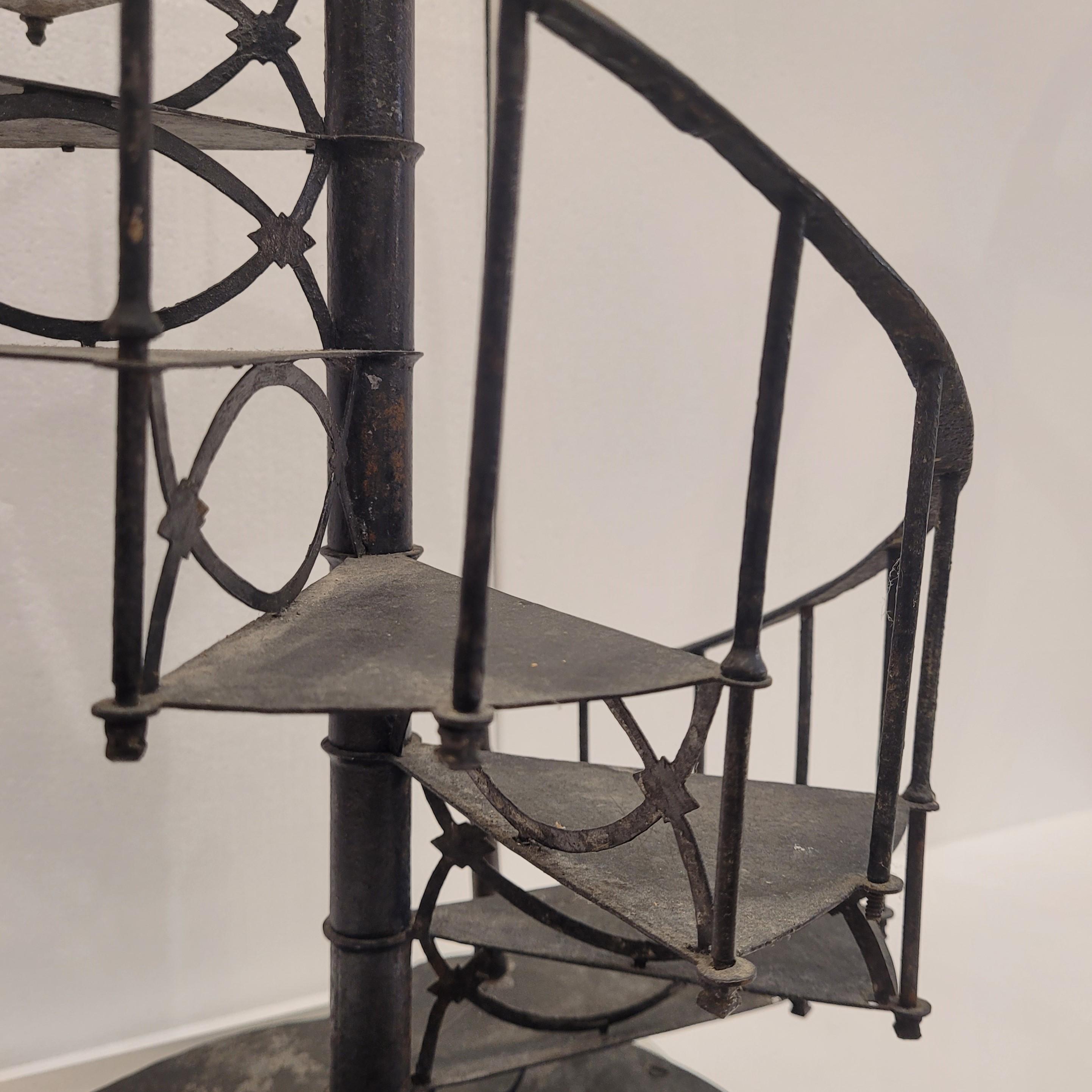 Scultura francese / Modello di scala a chiocciola, ferro battuto e metacrilato 8