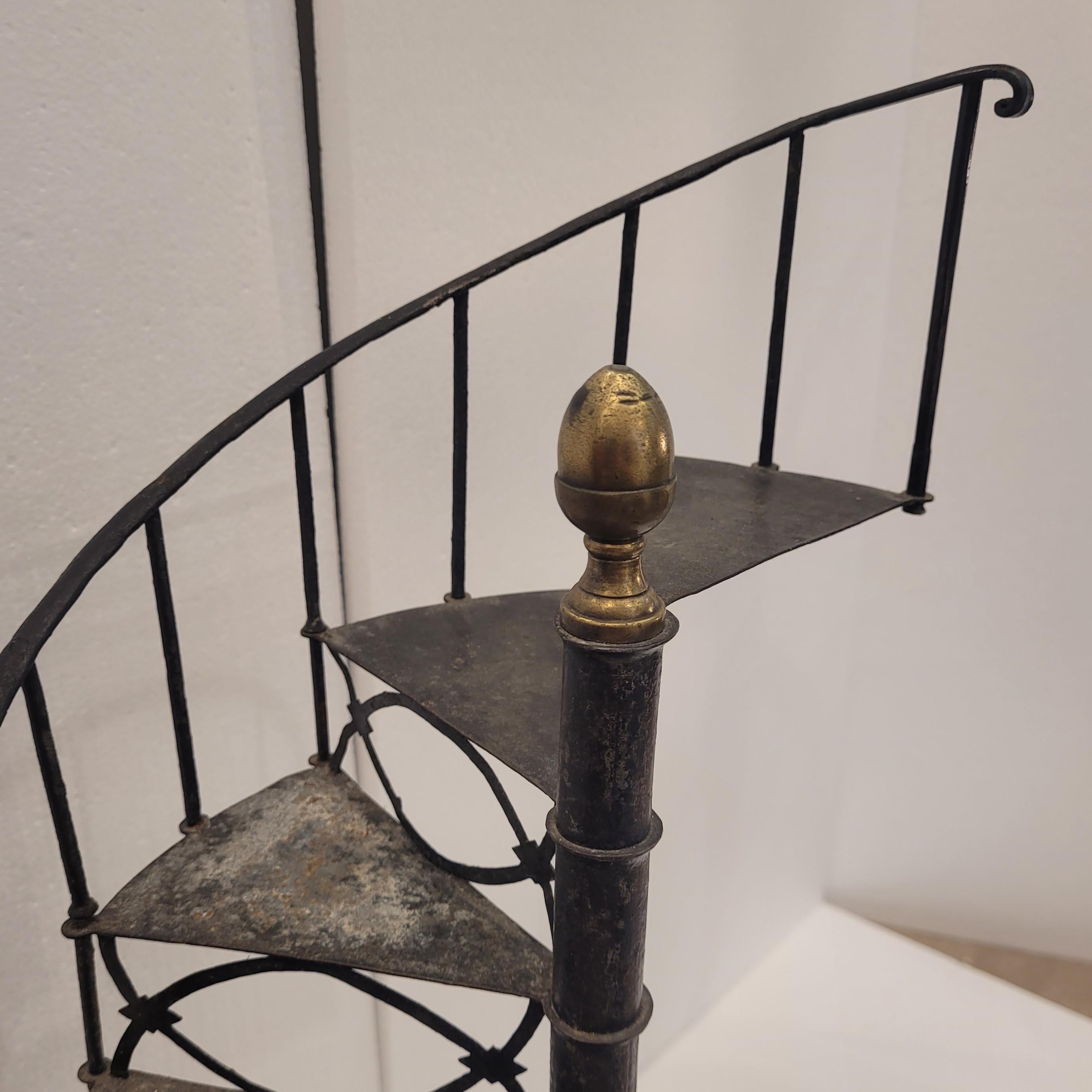 Scultura francese / Modello di scala a chiocciola, ferro battuto e metacrilato 12