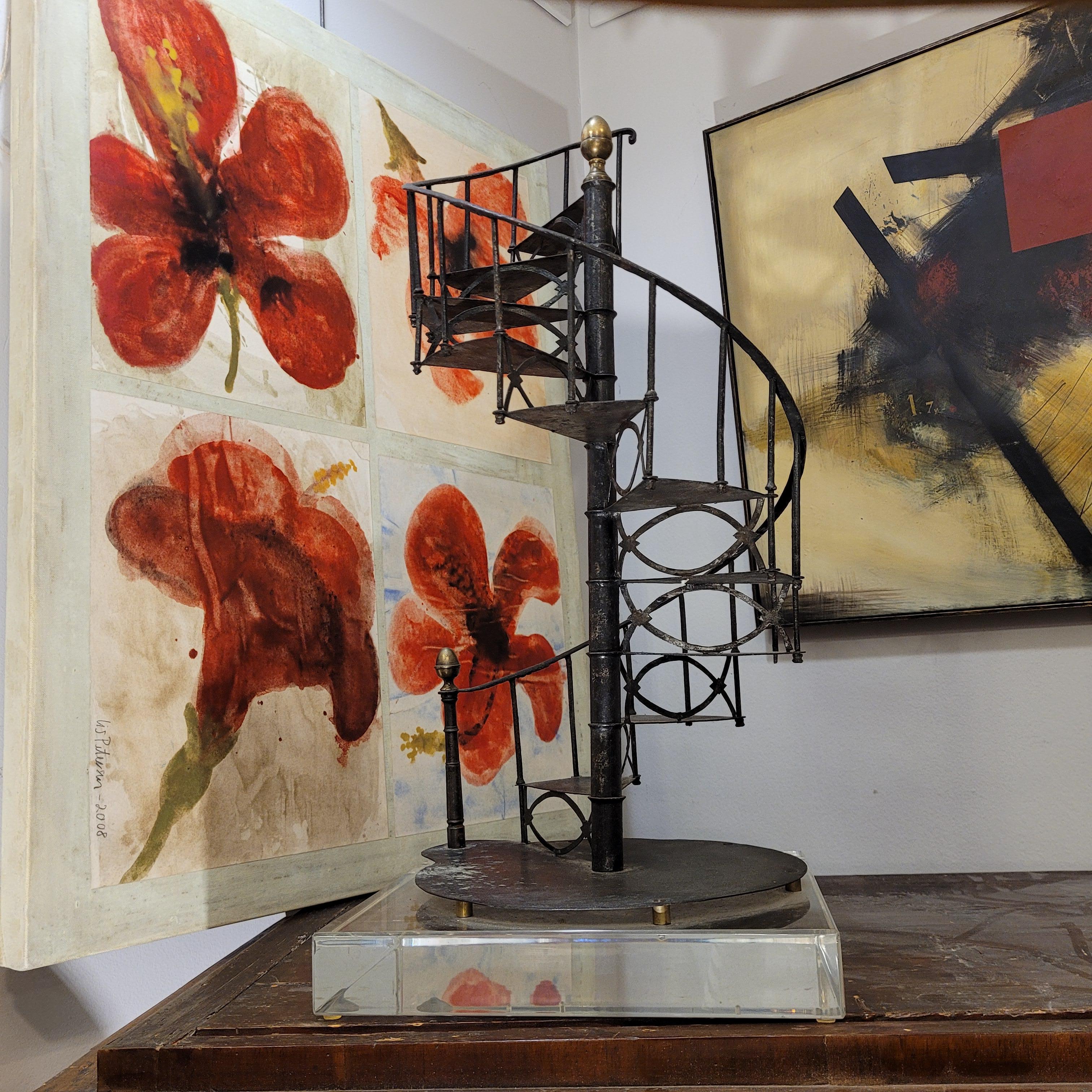 Scultura francese / Modello di scala a chiocciola, ferro battuto e metacrilato 1