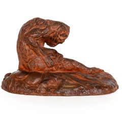 Escultura francesa "Mono estudiando un caracol" de Emmanuel Fremiet ca. 1895