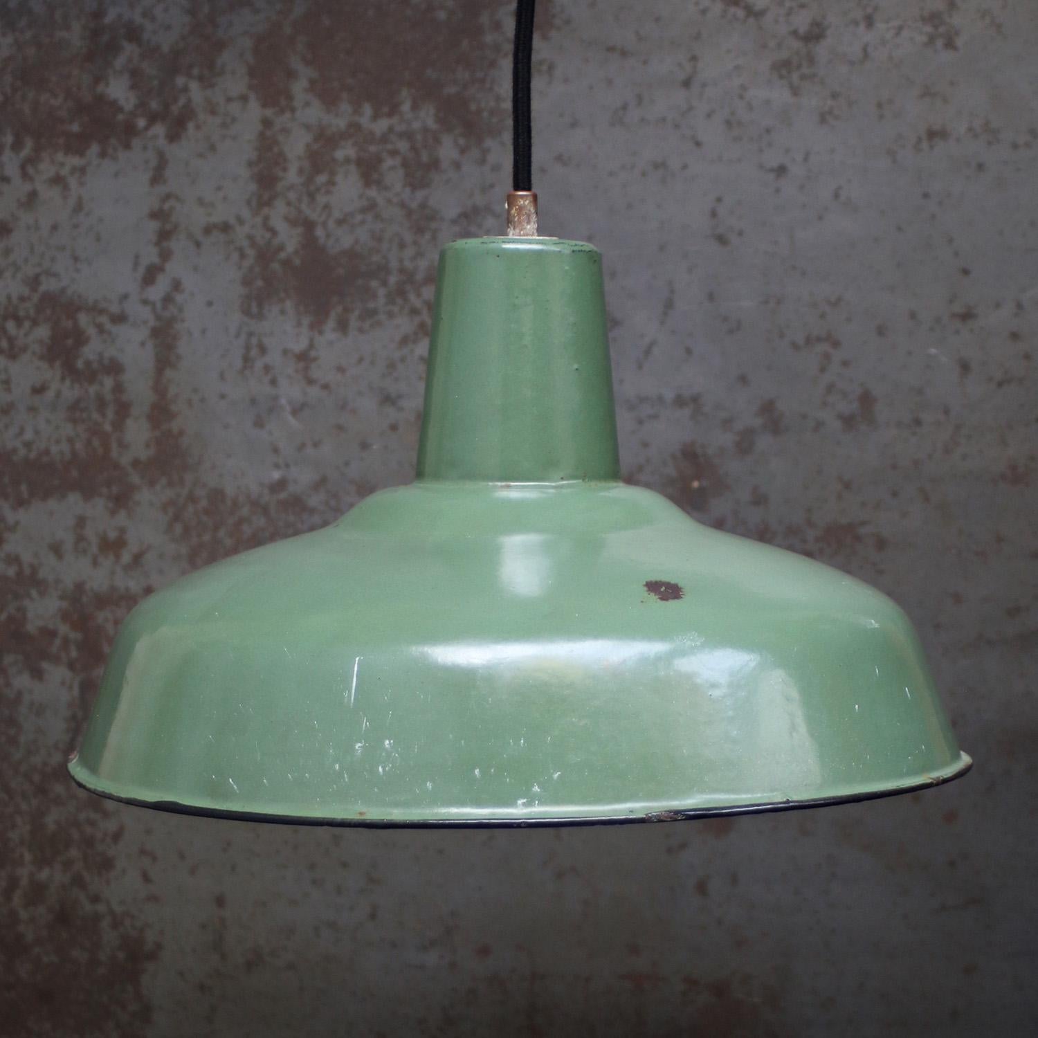 Lampada a sospensione della fabbrica francese
smalto verde mare, interno bianco

Peso: 1,20 kg / 2,6 lb

Prezzo per singolo articolo. Tutte le lampade sono state rese idonee dagli standard internazionali per le lampadine a incandescenza, a risparmio