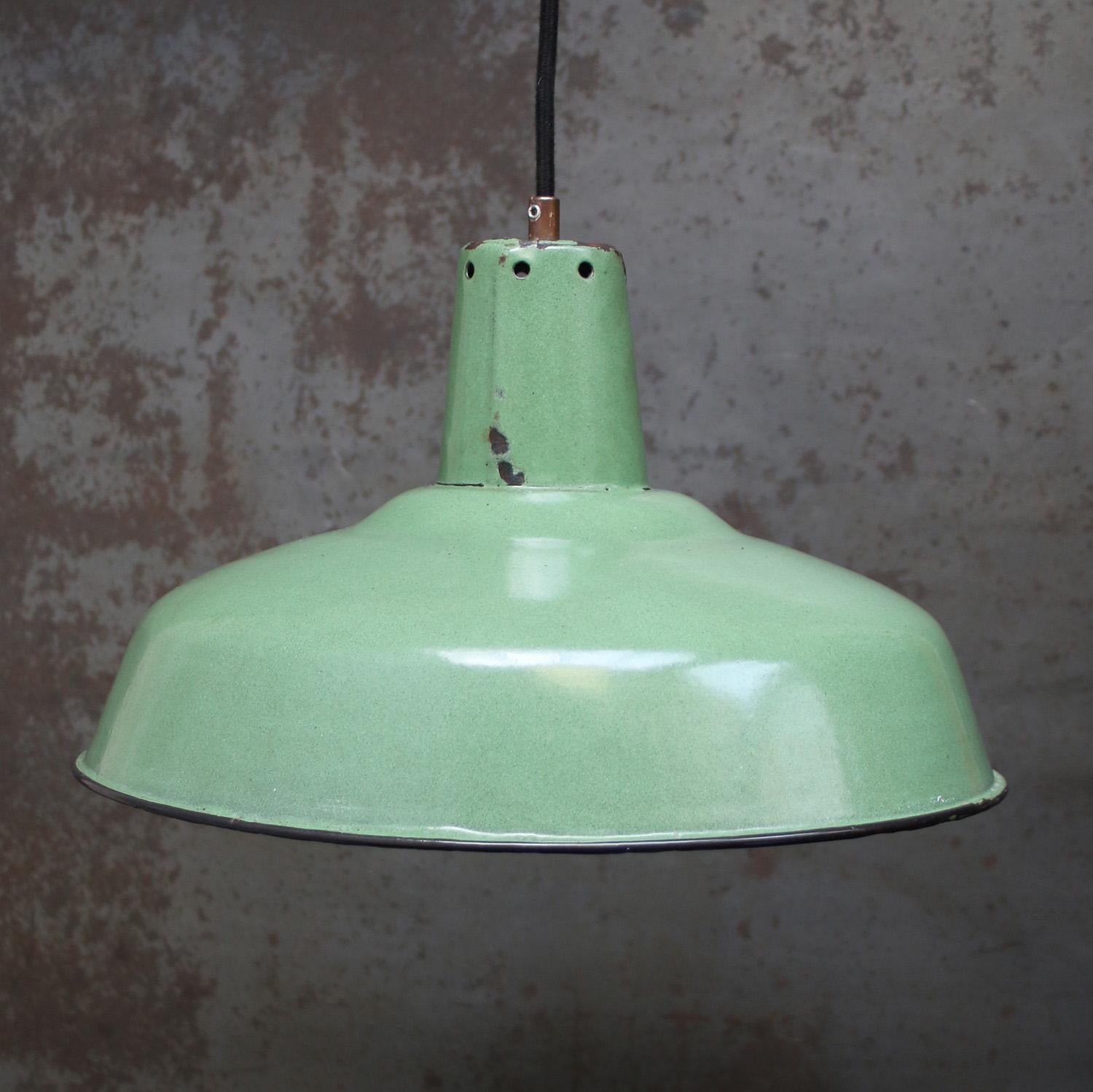 Lampada a sospensione della fabbrica francese
smalto verde mare, interno bianco

Peso: 1,20 kg / 2,6 lb

Prezzo per singolo articolo. Tutte le lampade sono state rese idonee dagli standard internazionali per le lampadine a incandescenza, a risparmio