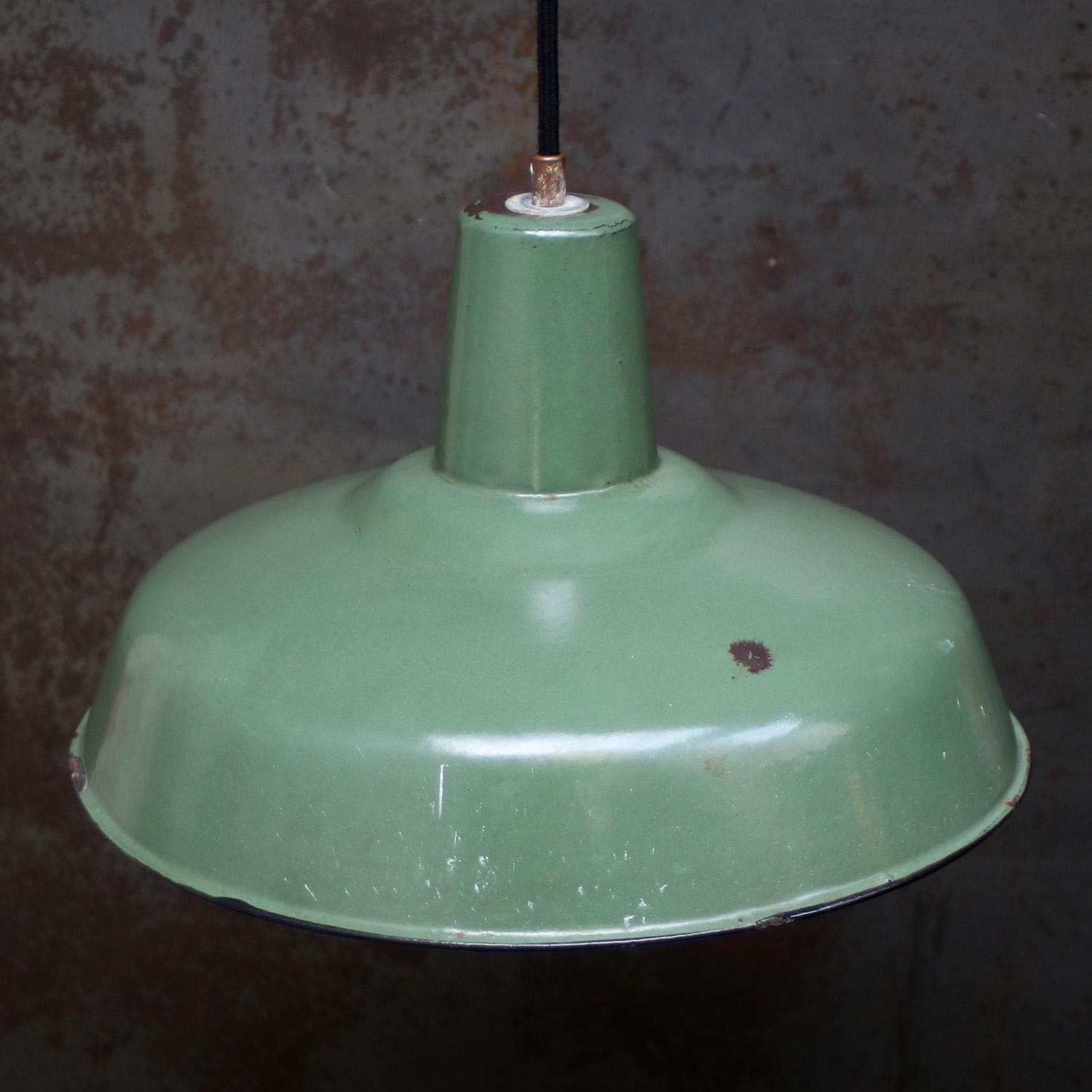 Industriale Lampada a sospensione industriale d'epoca con smalto verde mare francese in vendita