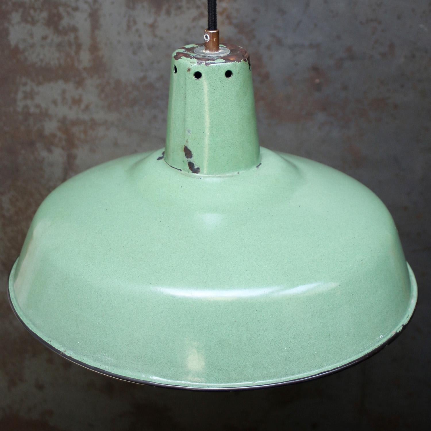 Industriale Lampada a sospensione industriale d'epoca con smalto verde mare francese in vendita