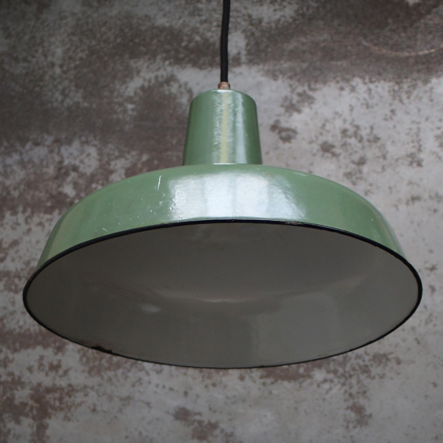 Francese Lampada a sospensione industriale d'epoca con smalto verde mare francese in vendita