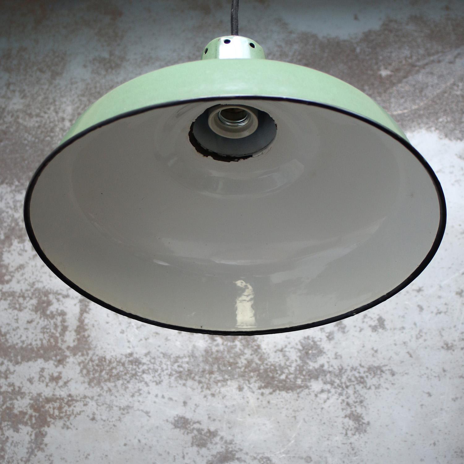 Francese Lampada a sospensione industriale d'epoca con smalto verde mare francese in vendita