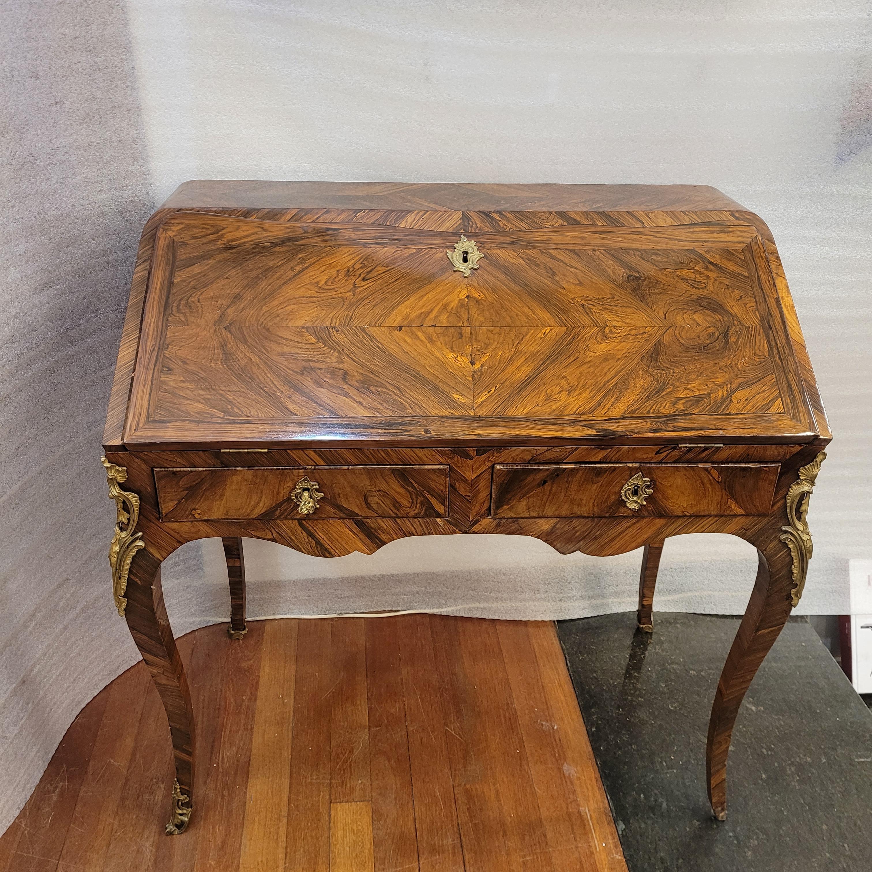 French Secretaire , Bureau à pente / d’âne  Louis XV For Sale 2