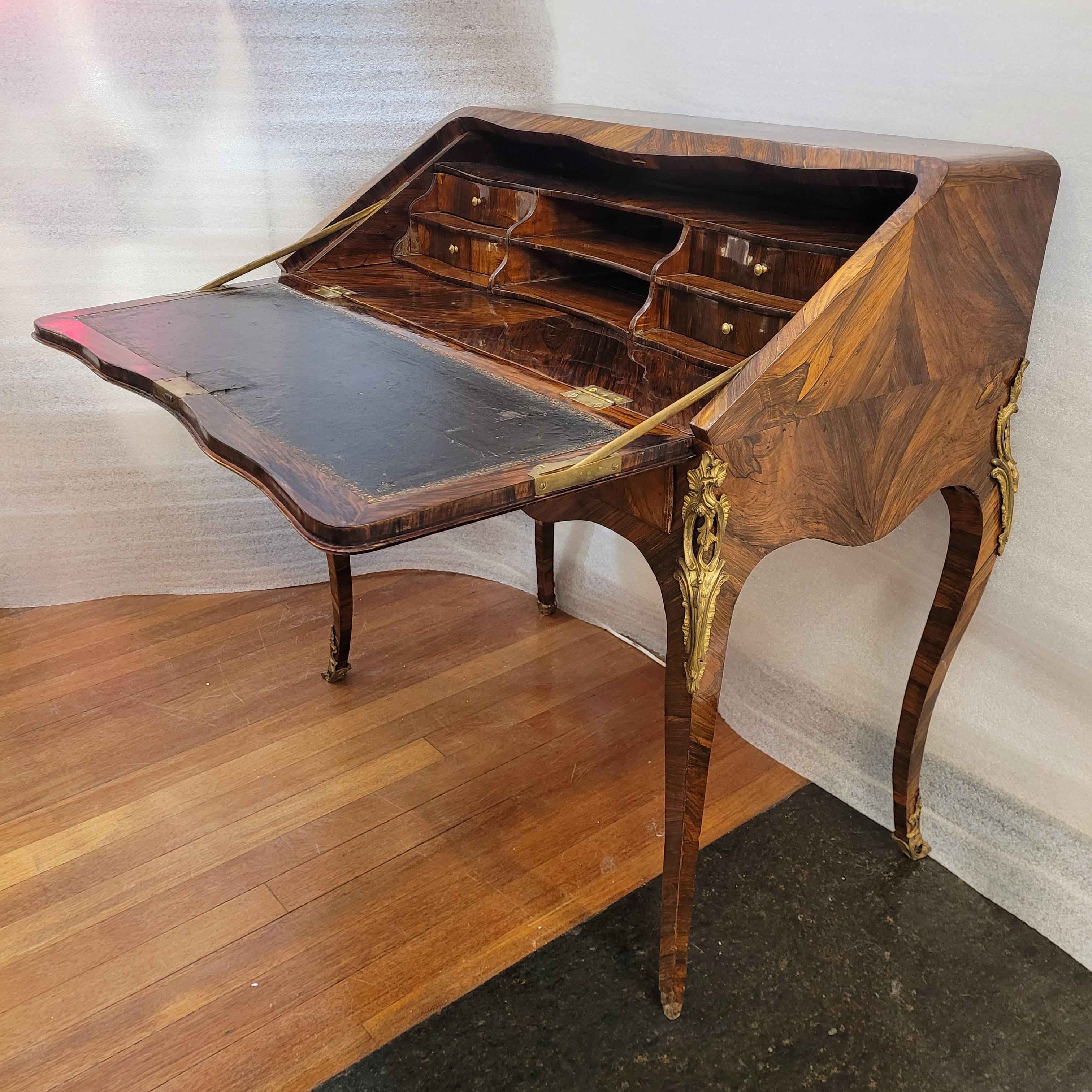 French Secretaire , Bureau à pente / d’âne  Louis XV For Sale 3