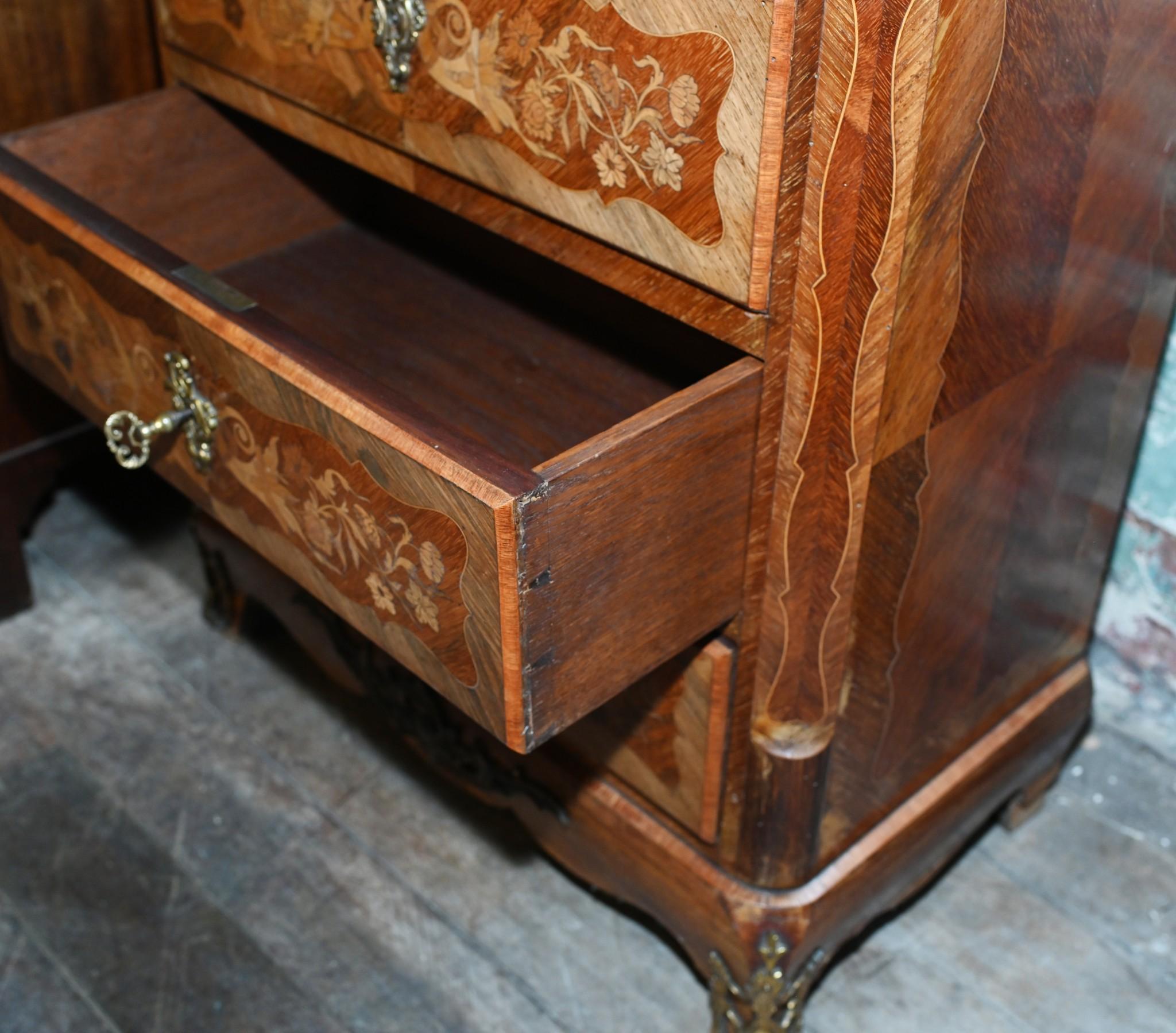 Stai visualizzando una splendida scrivania secretaire francese antica in kingwood
Il pezzo è di Napoleone III e presenta intricati lavori di intarsio su tutte le superfici.
Un secretaire è un tipo di scrivania, la cui superficie di scrittura si