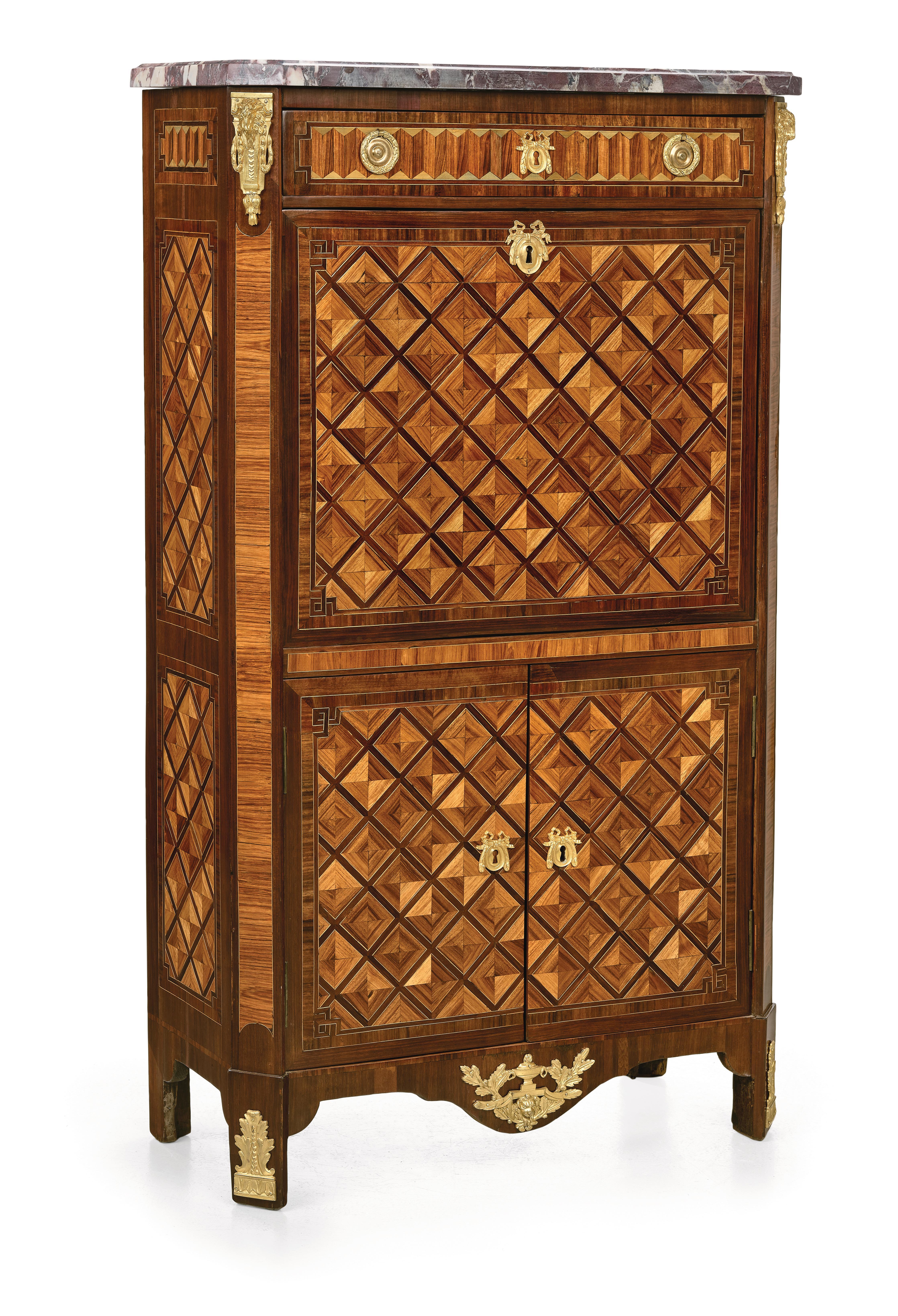 Periodo Luigi XVI, 1780 circa, corpo in legno di quercia, impiallacciato in palissandro e amaranto, e con varie, con pannelli intarsiati, motivi ornamentali e motivo a reticolo con legni pregiati parzialmente tinti, finitura lucida in tecnica
