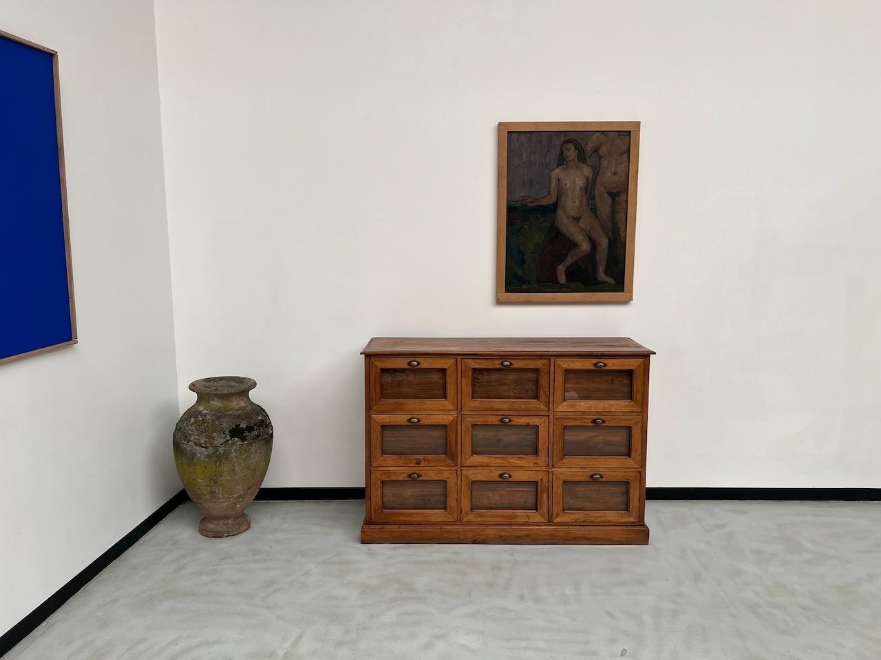 Superb seed tray from the 50s in solid oak with 9 glazed drawers. Entirely original, this exceptional piece of furniture is very elegant and has a superb patina. The whole thing is in excellent condition and the drawers are perfectly functional. Its