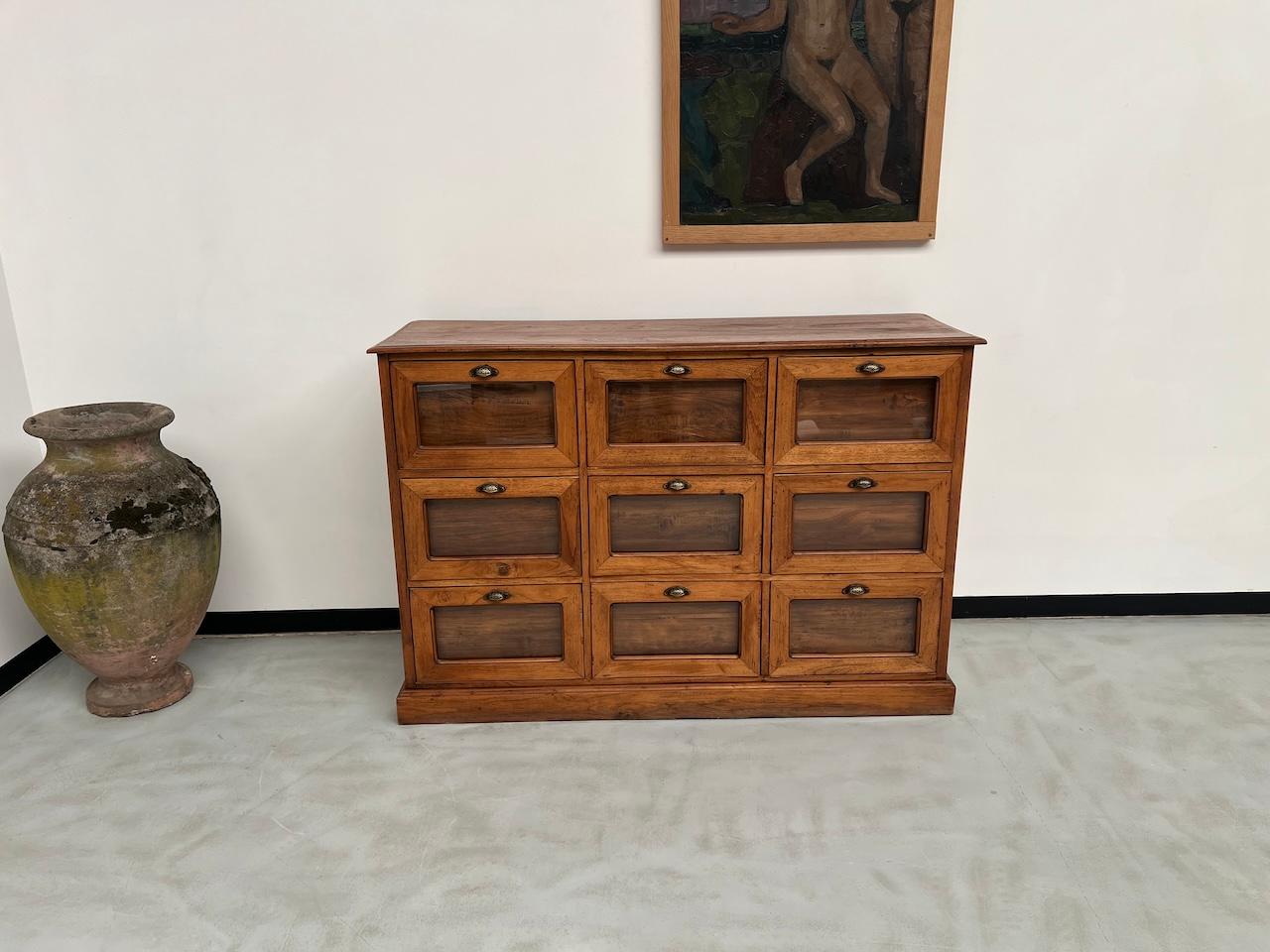 French seed cabinet in OAK with drawers from the 1950s In Good Condition In LYON, FR