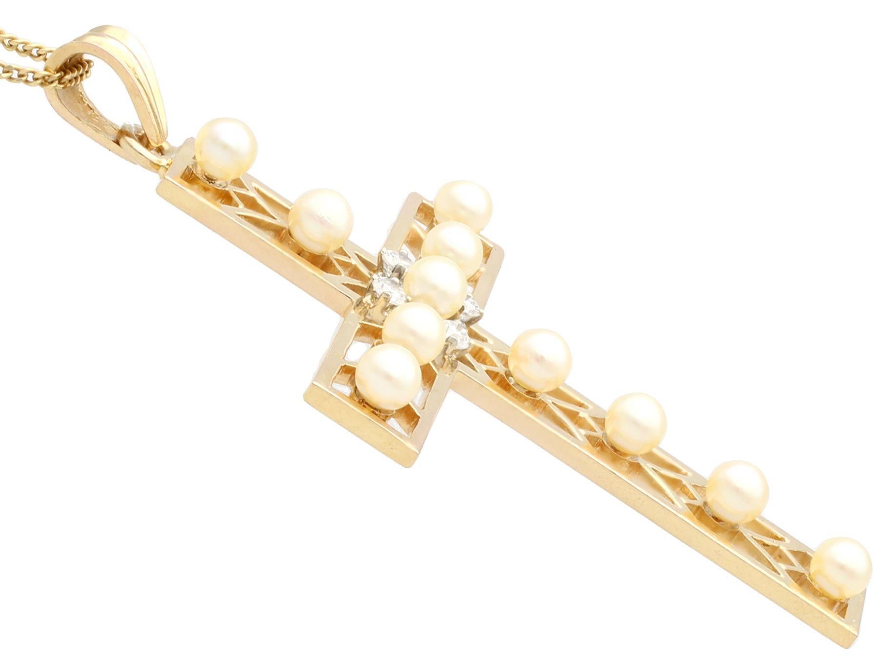Taille ronde Pendentif croix française ancien en or jaune avec perles de rocaille et diamants en vente