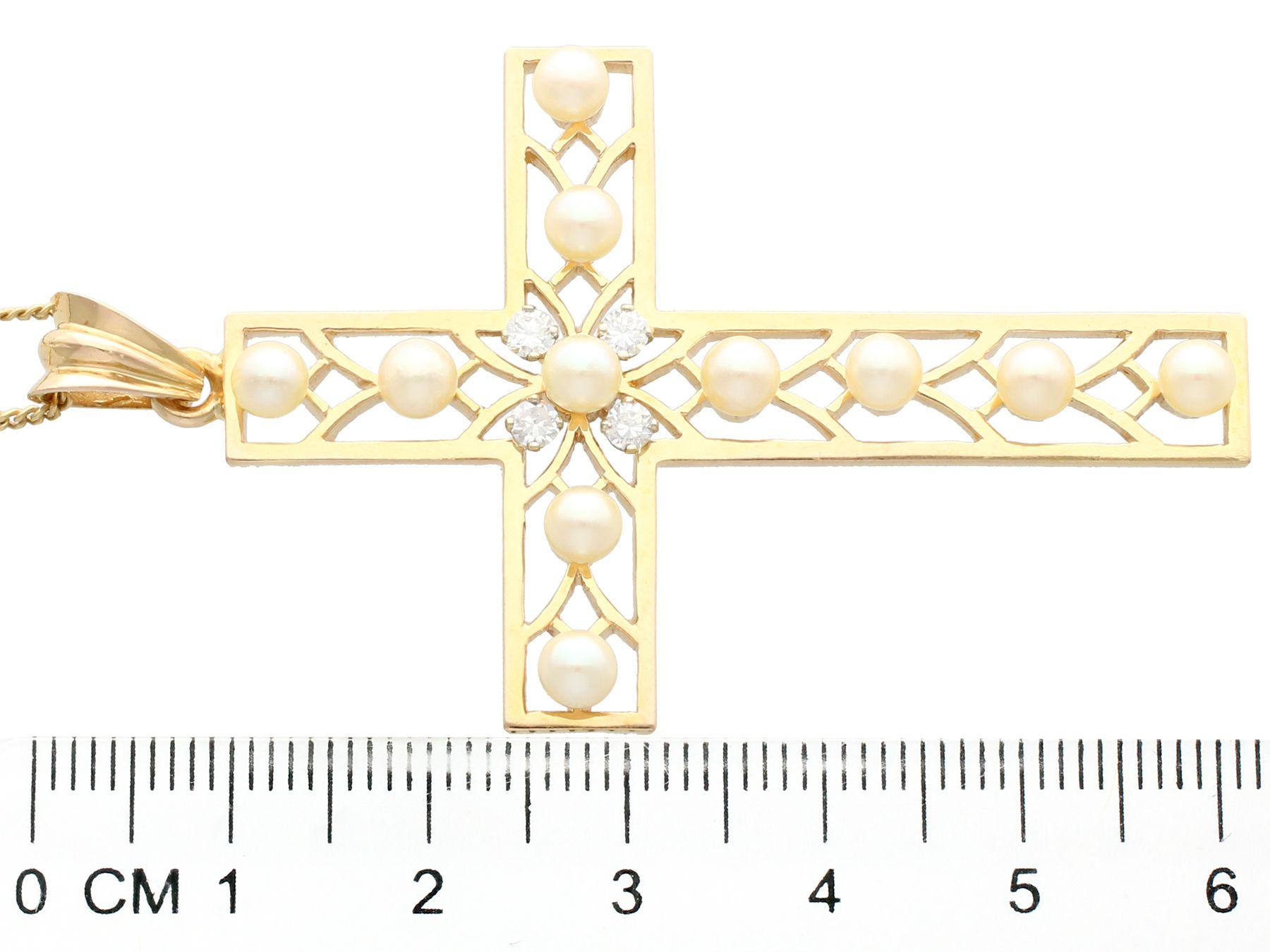 Pendentif croix française ancien en or jaune avec perles de rocaille et diamants en vente 1