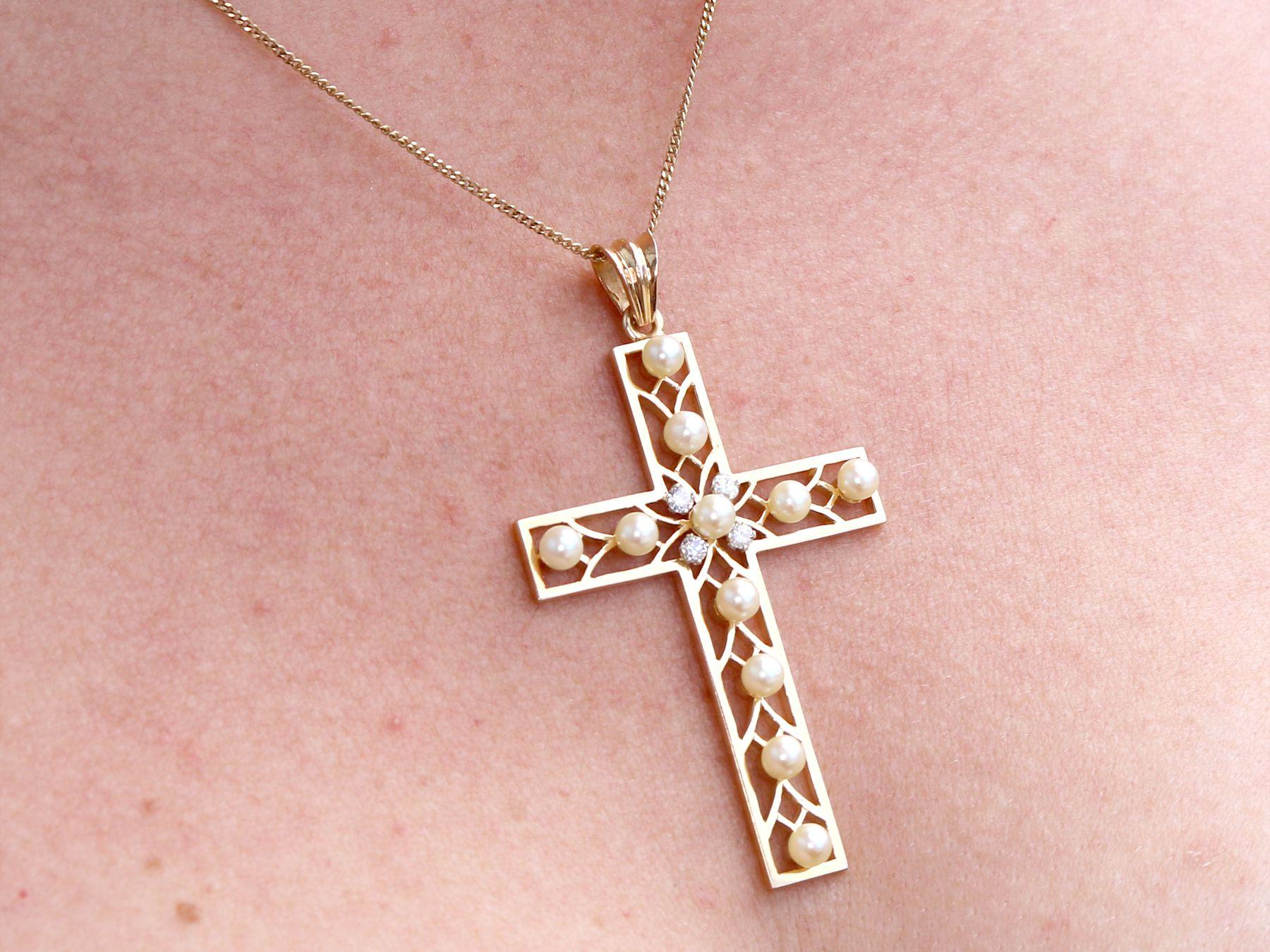 Pendentif croix française ancien en or jaune avec perles de rocaille et diamants en vente 3