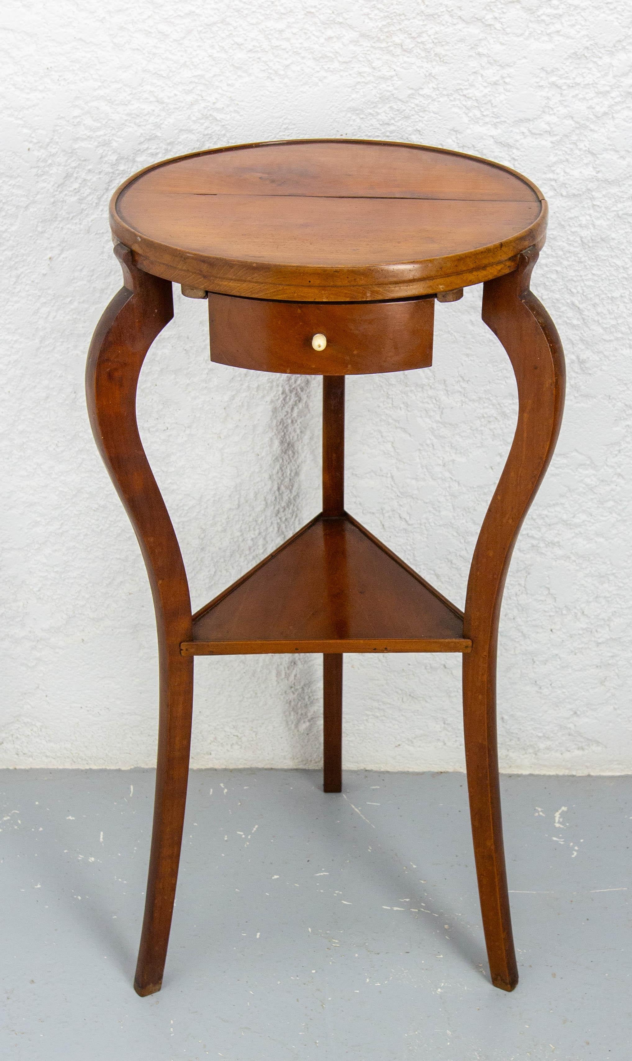 French Sellette or Plant Holder Waltnut, Three Legs & One Drawer, circa 1920 In Good Condition For Sale In Labrit, Landes