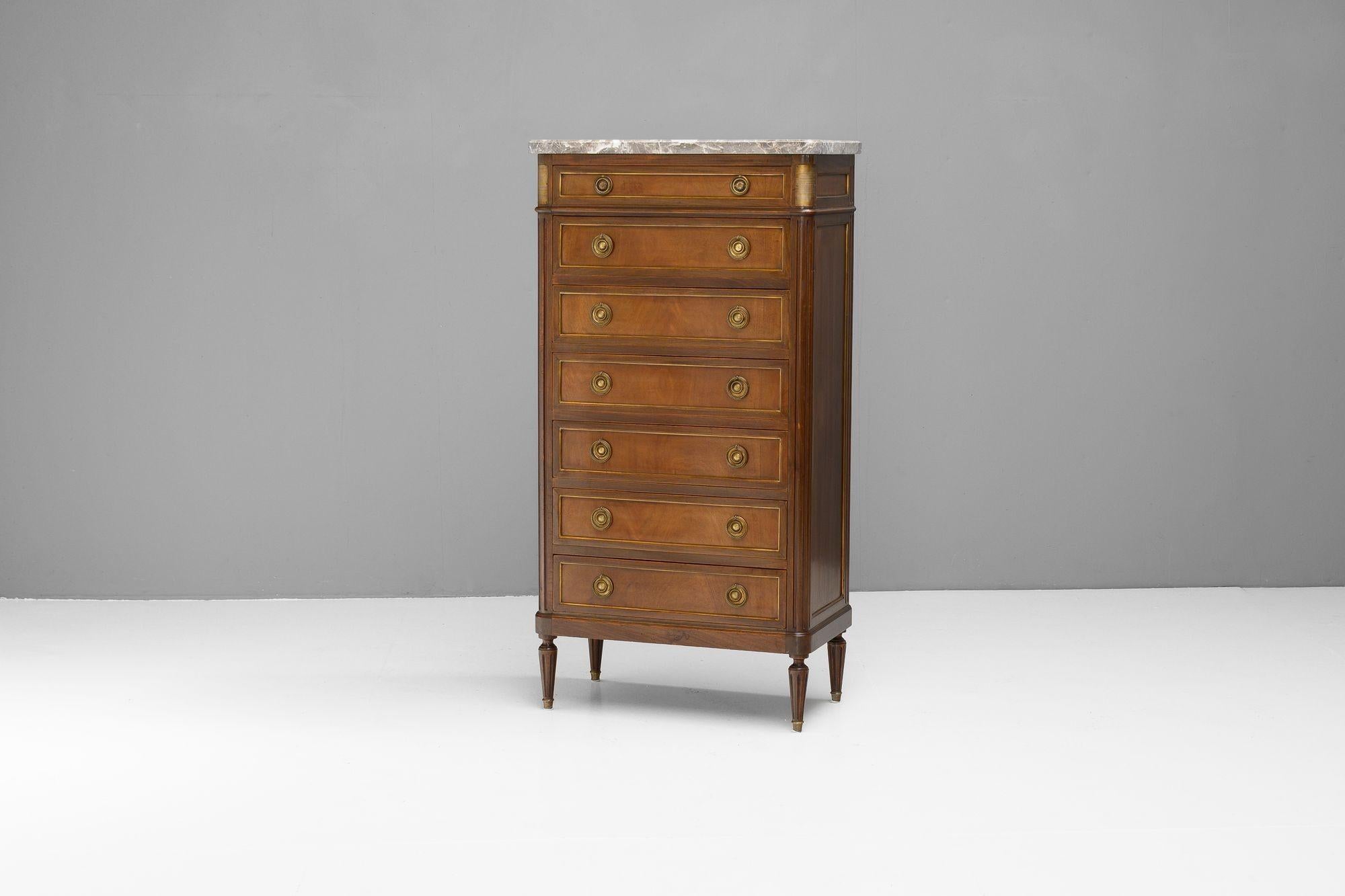 Semainiere francesa de nogal con tapa de mármol original.
Alrededor de 1900.
Alto 133 cm x Ancho 70 cm x Fondo 37 cm